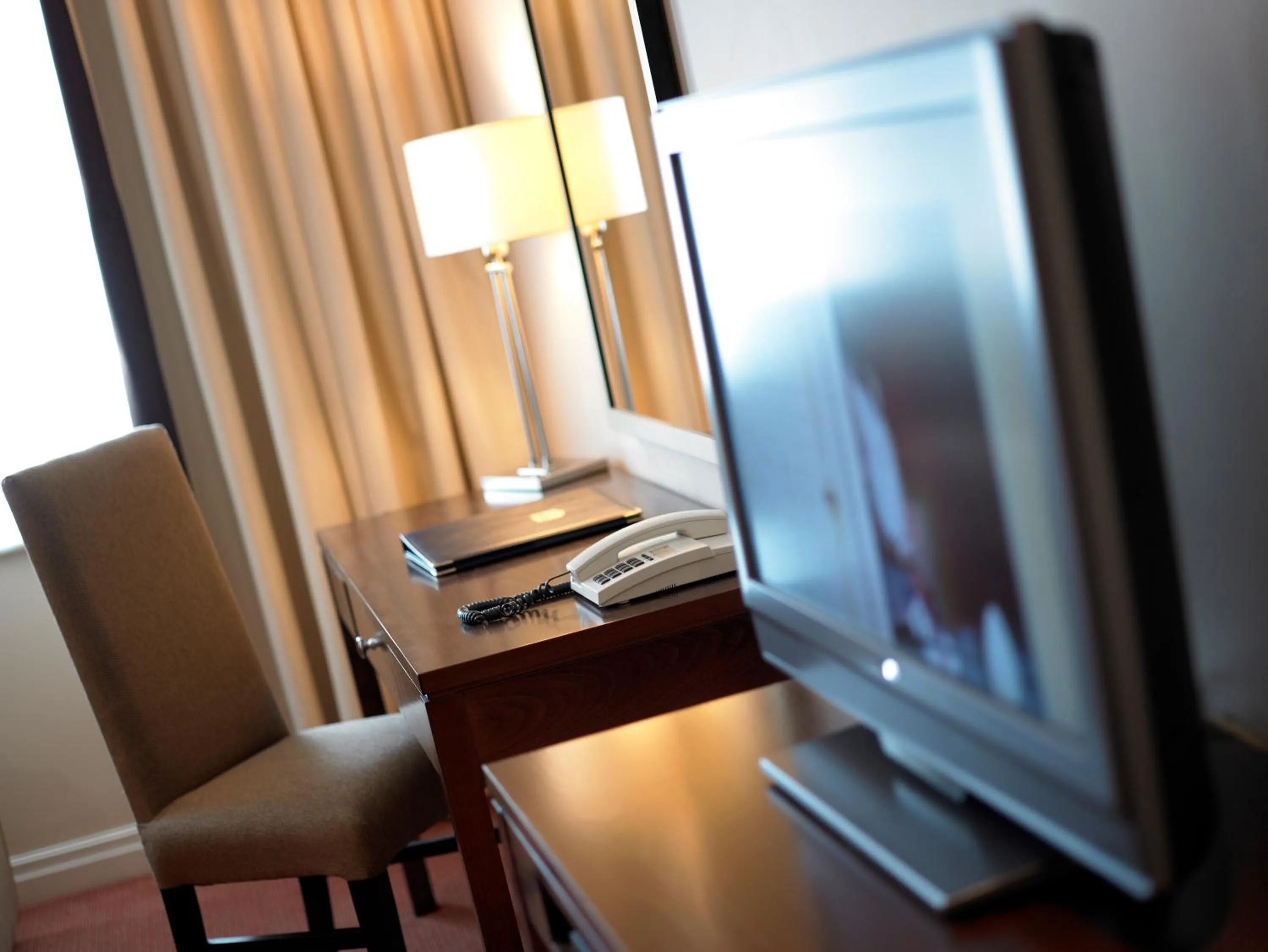 TV and multimedia in Best Western Plus Milford Hotel