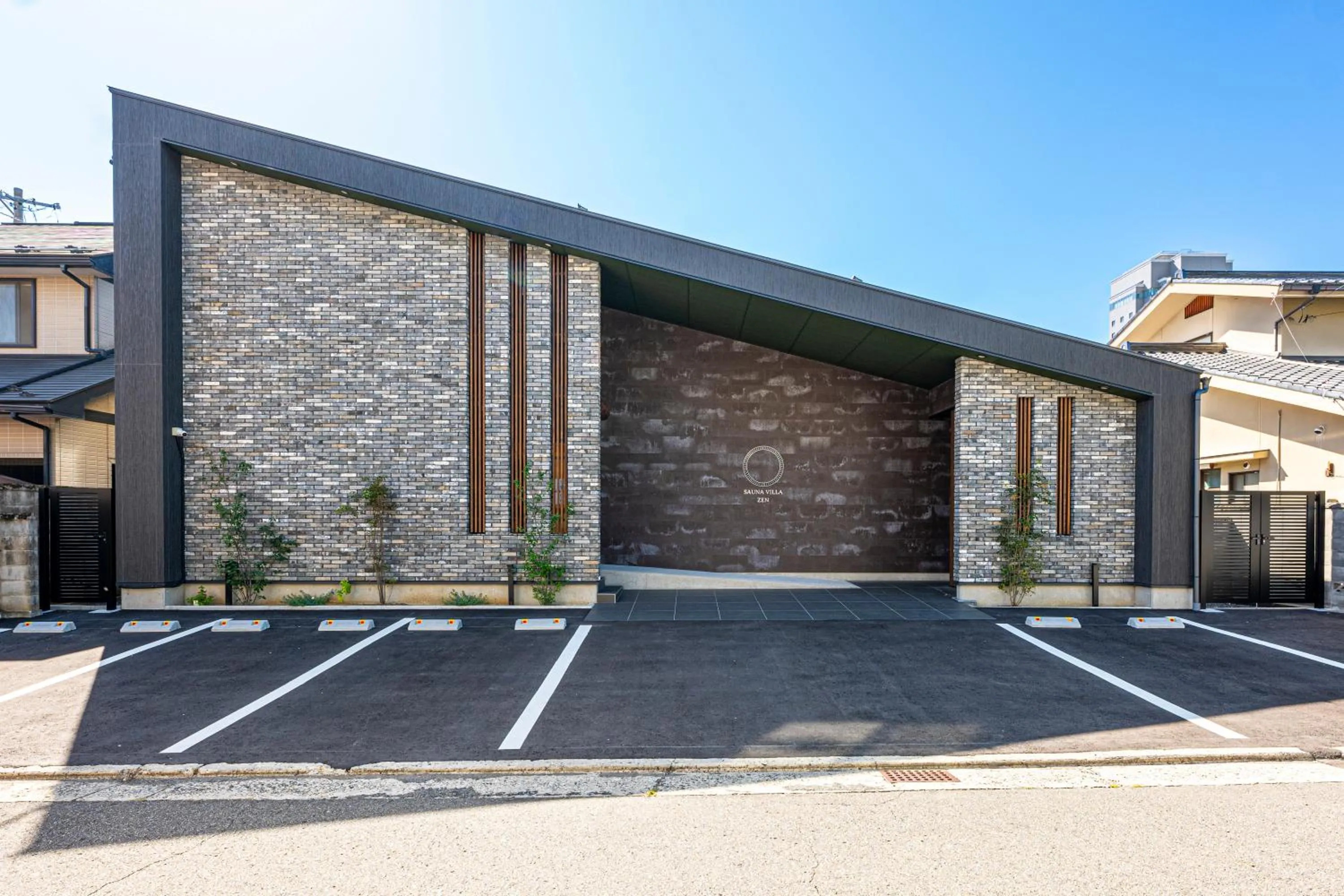 Property building in SAUNA VILLA 然