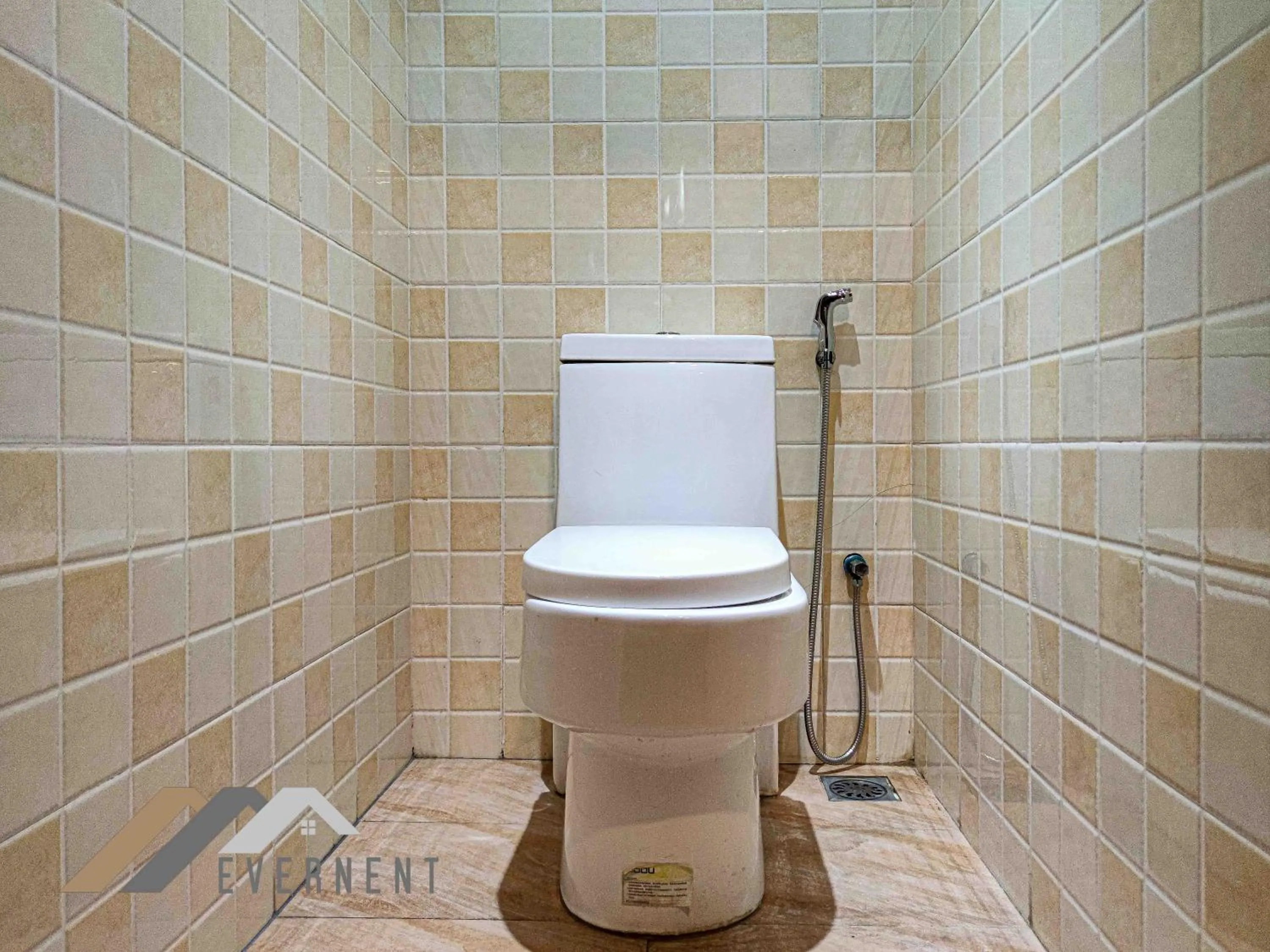 Toilet in The Loft Hostel by Evernent