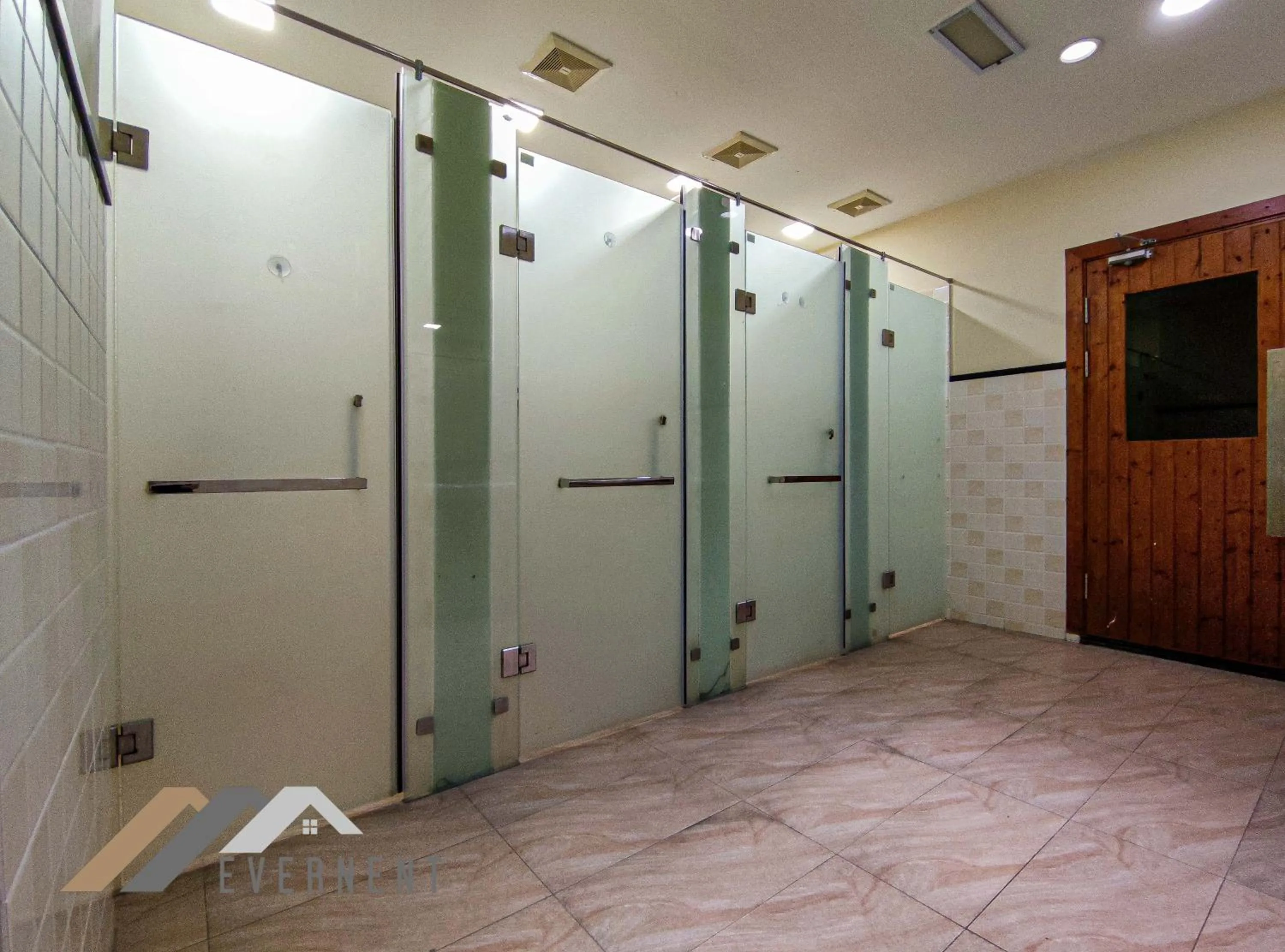 Public Bath in The Loft Hostel by Evernent