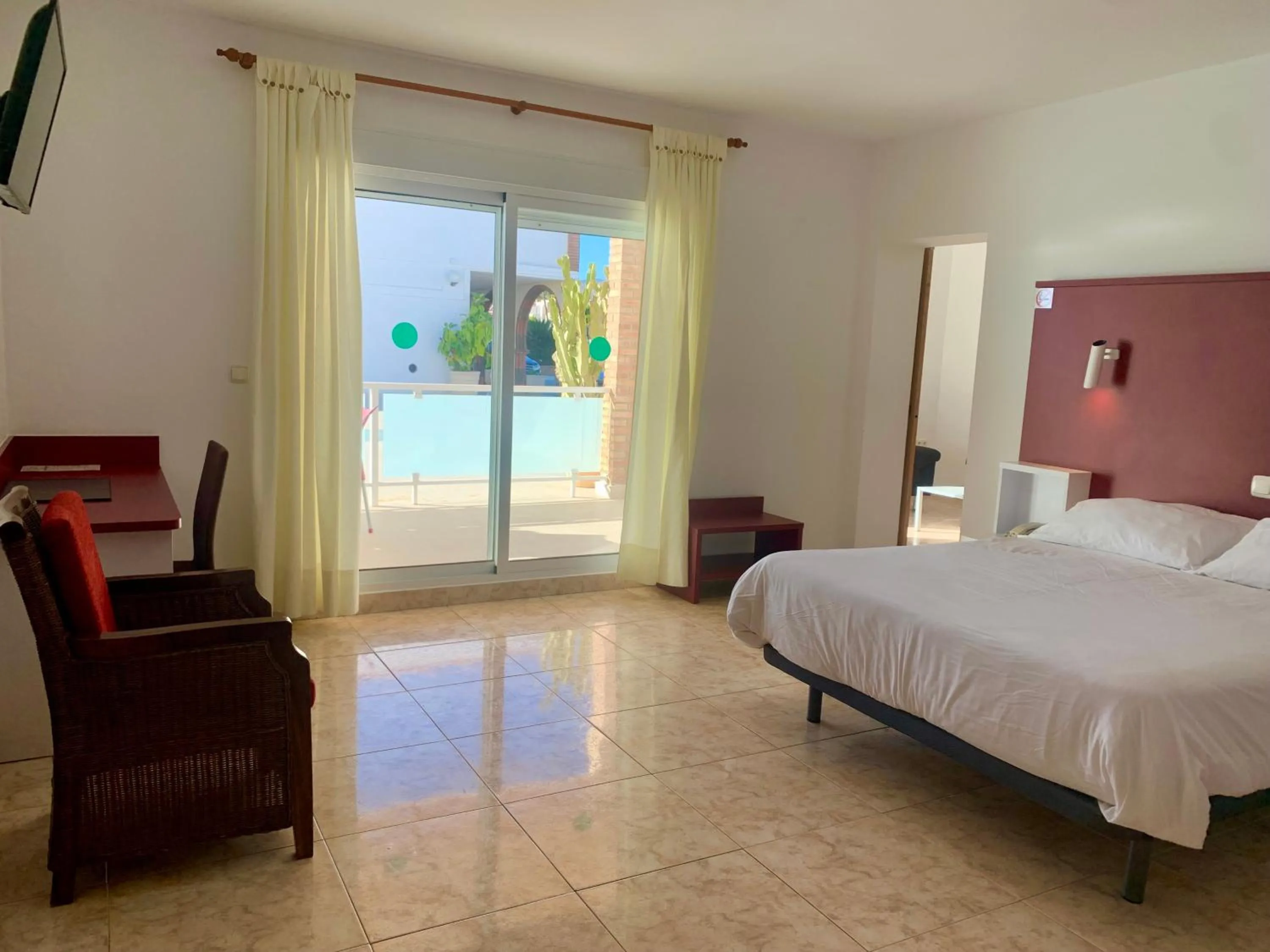 Shower, Bed in Hospedium Hotel Continental