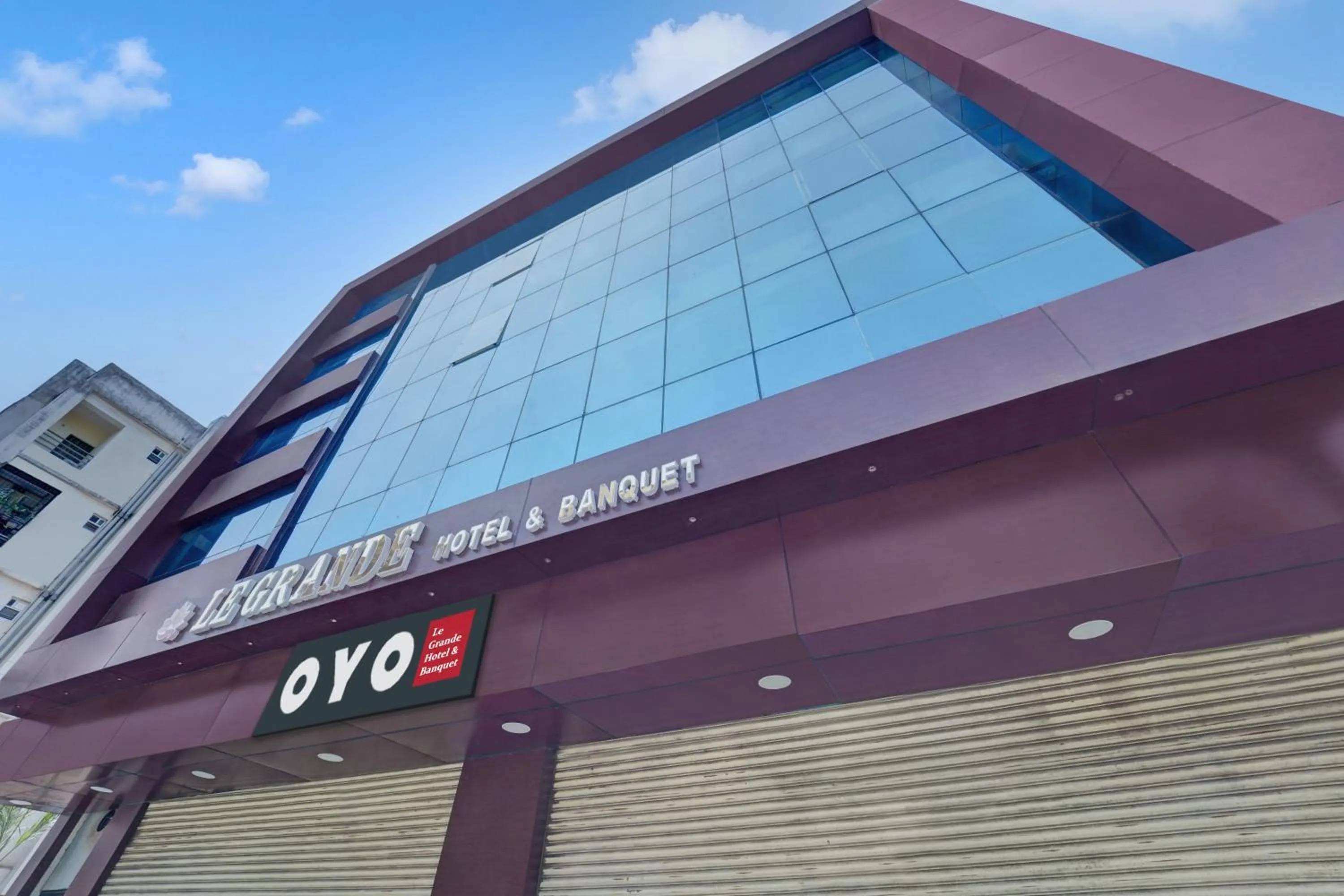 Facade/entrance in Super Hotel O Le Grande Hotel & Banquet