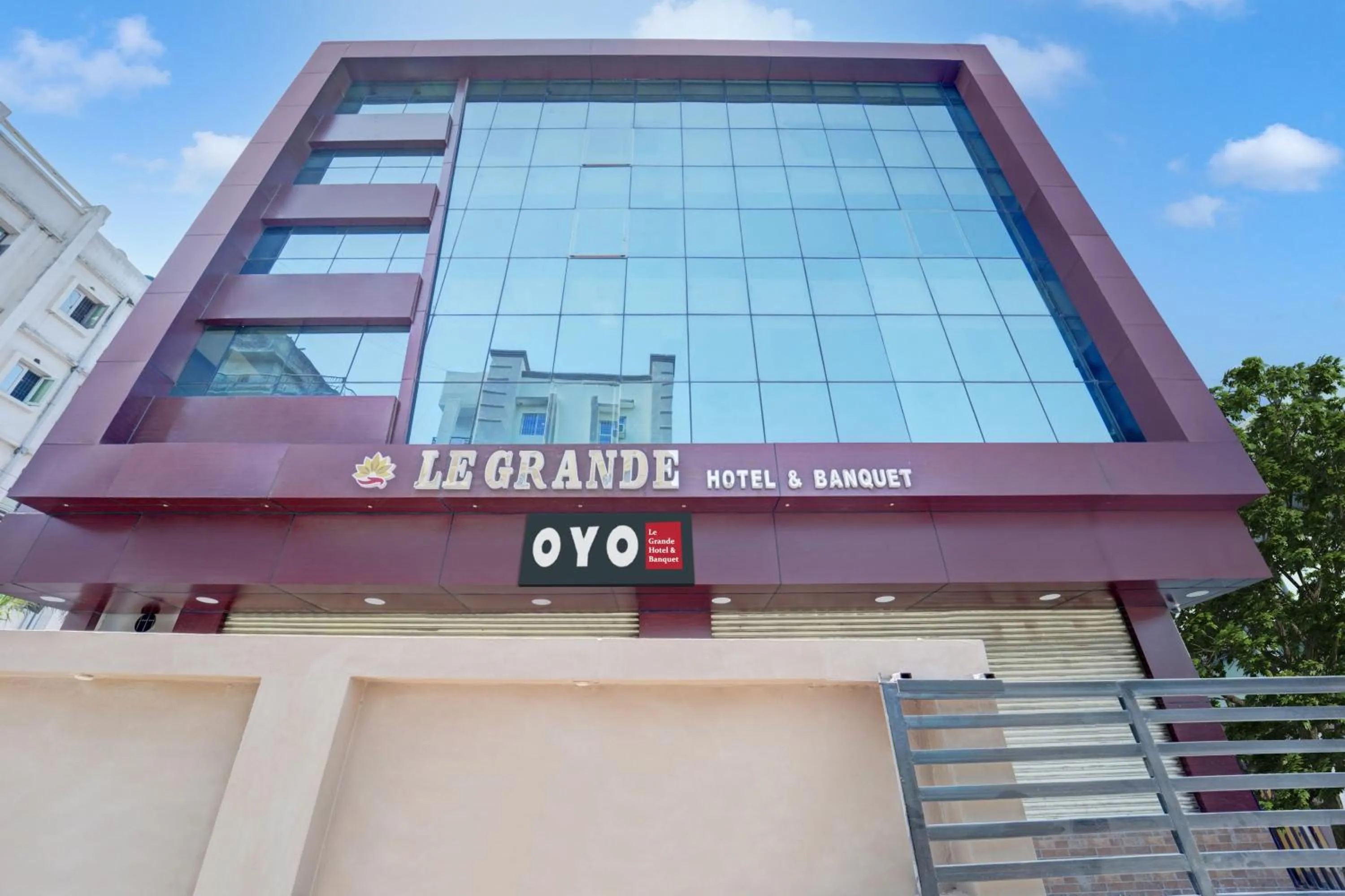 Facade/entrance in Super Hotel O Le Grande Hotel & Banquet