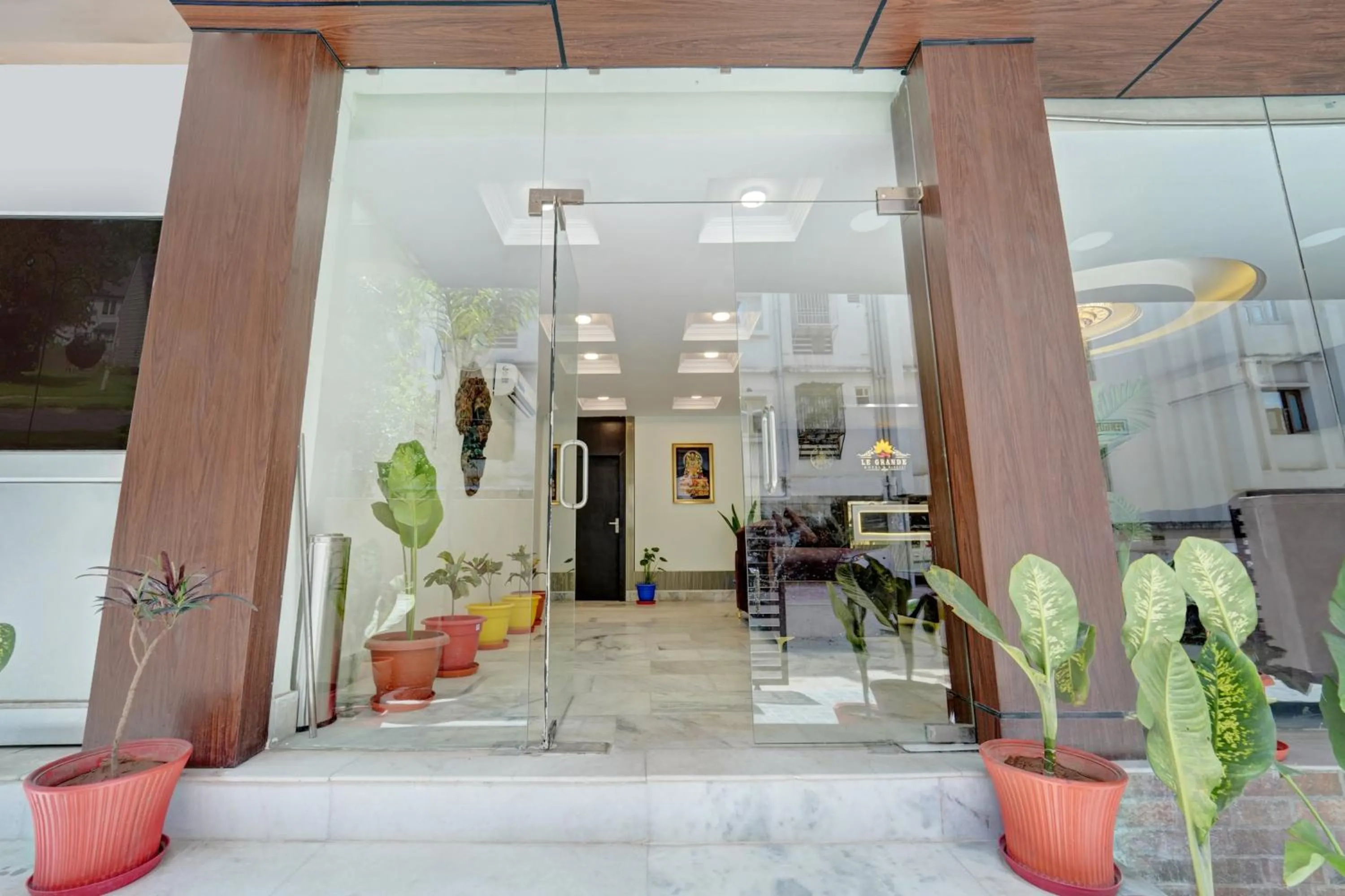 Facade/entrance in Super Hotel O Le Grande Hotel & Banquet