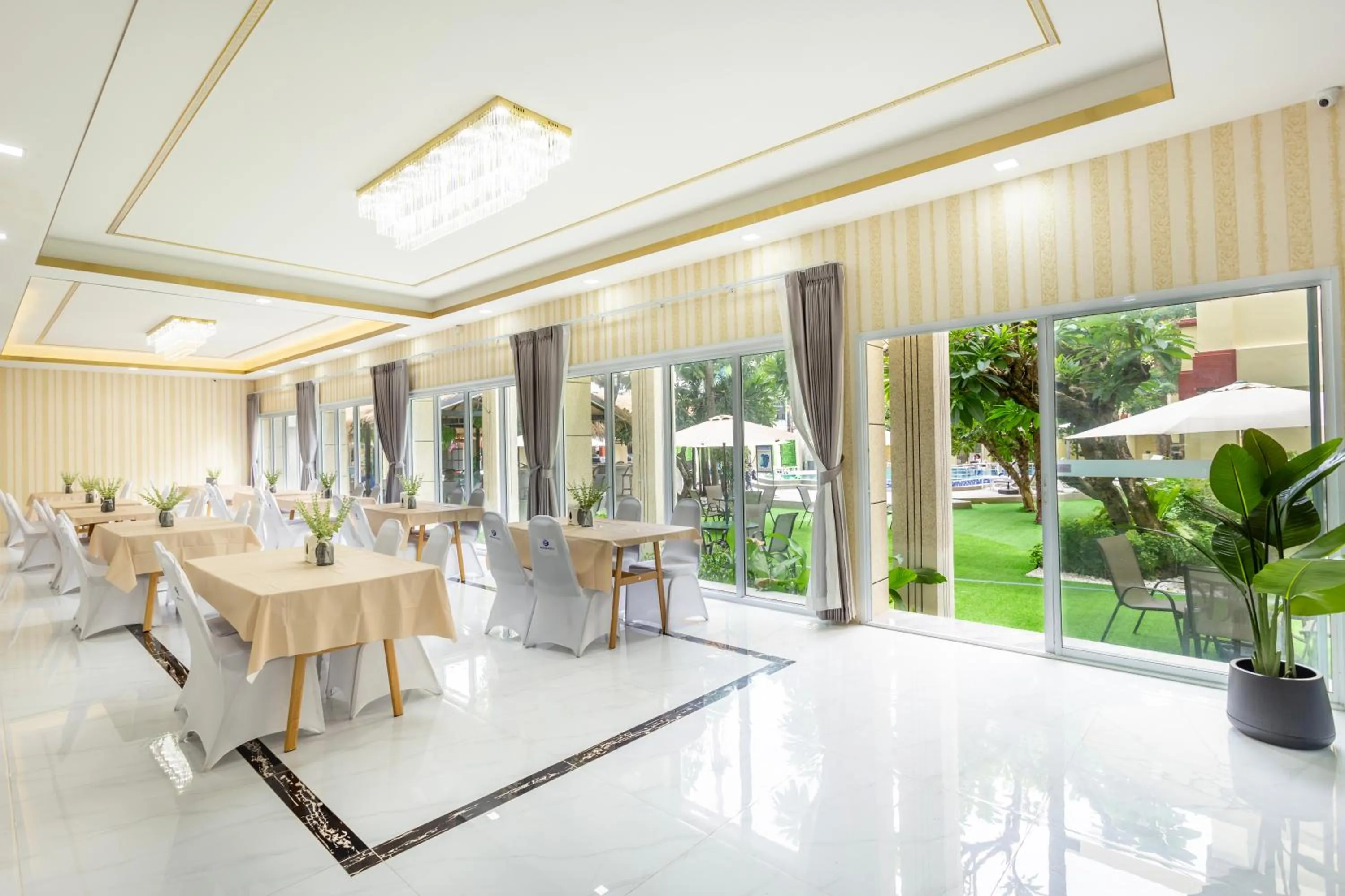 Restaurant/places to eat in Mermaid Beach Resort