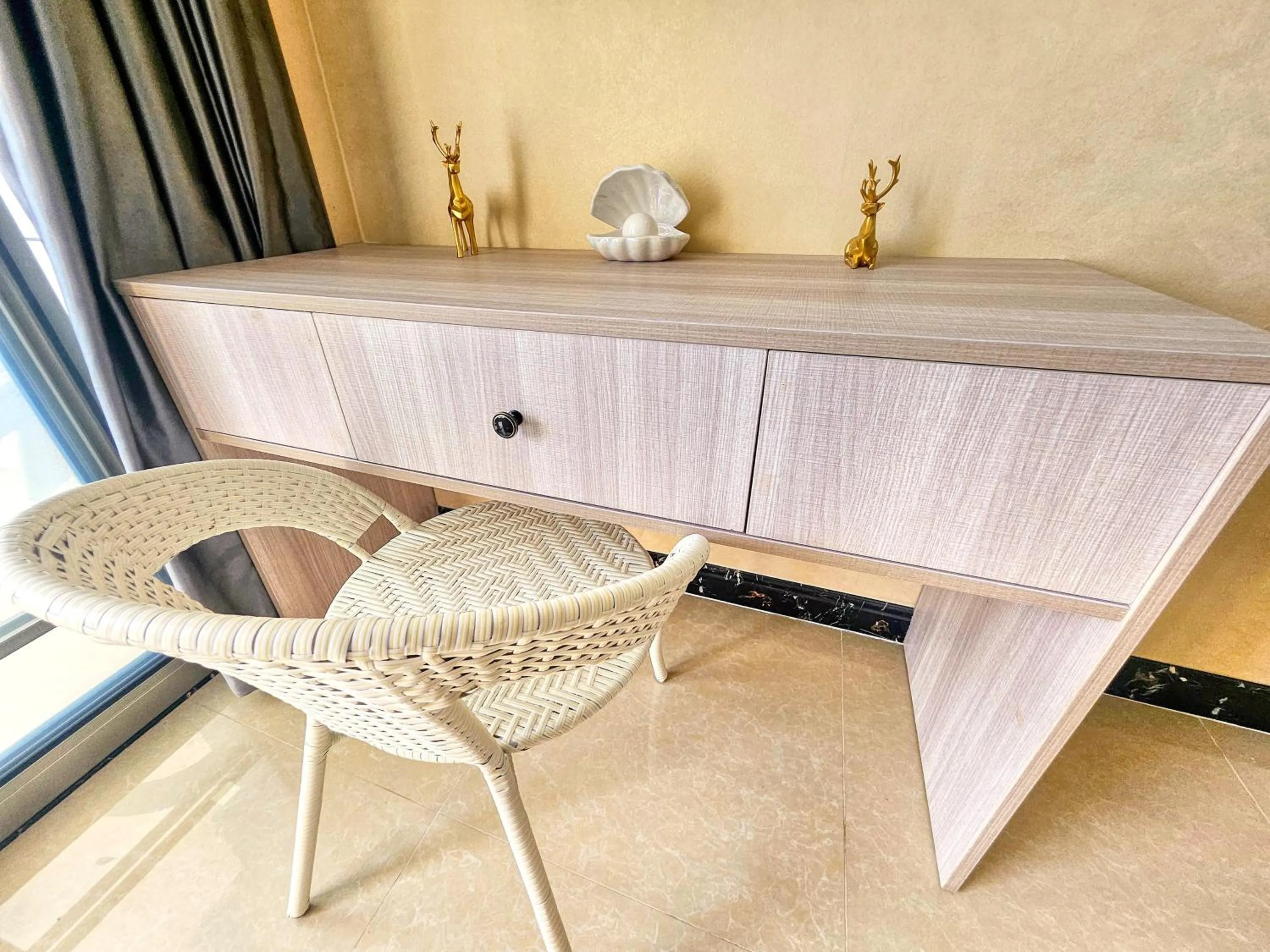 Living room in Mermaid Beach Resort