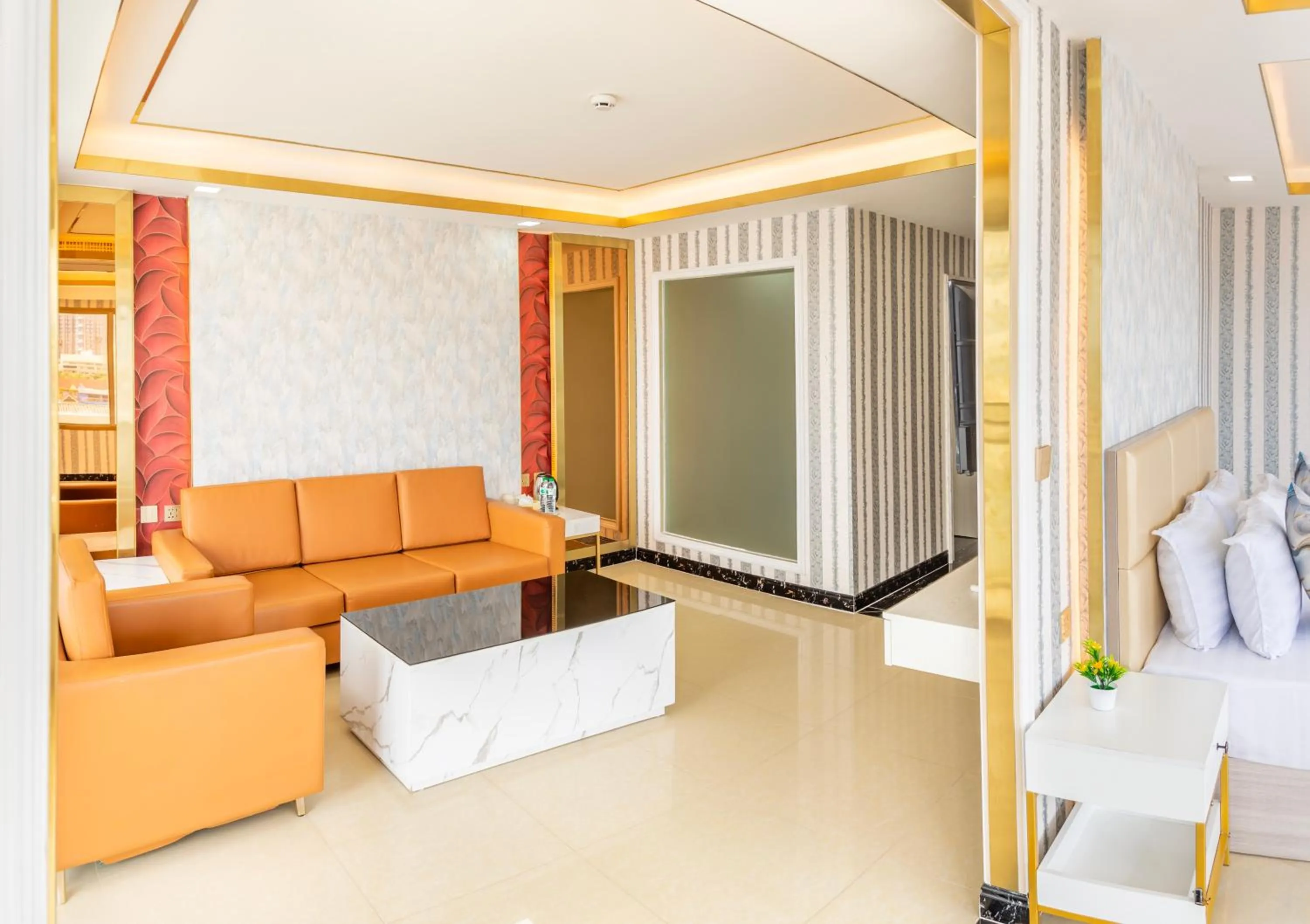 Living room, Bed in Mermaid Beach Resort