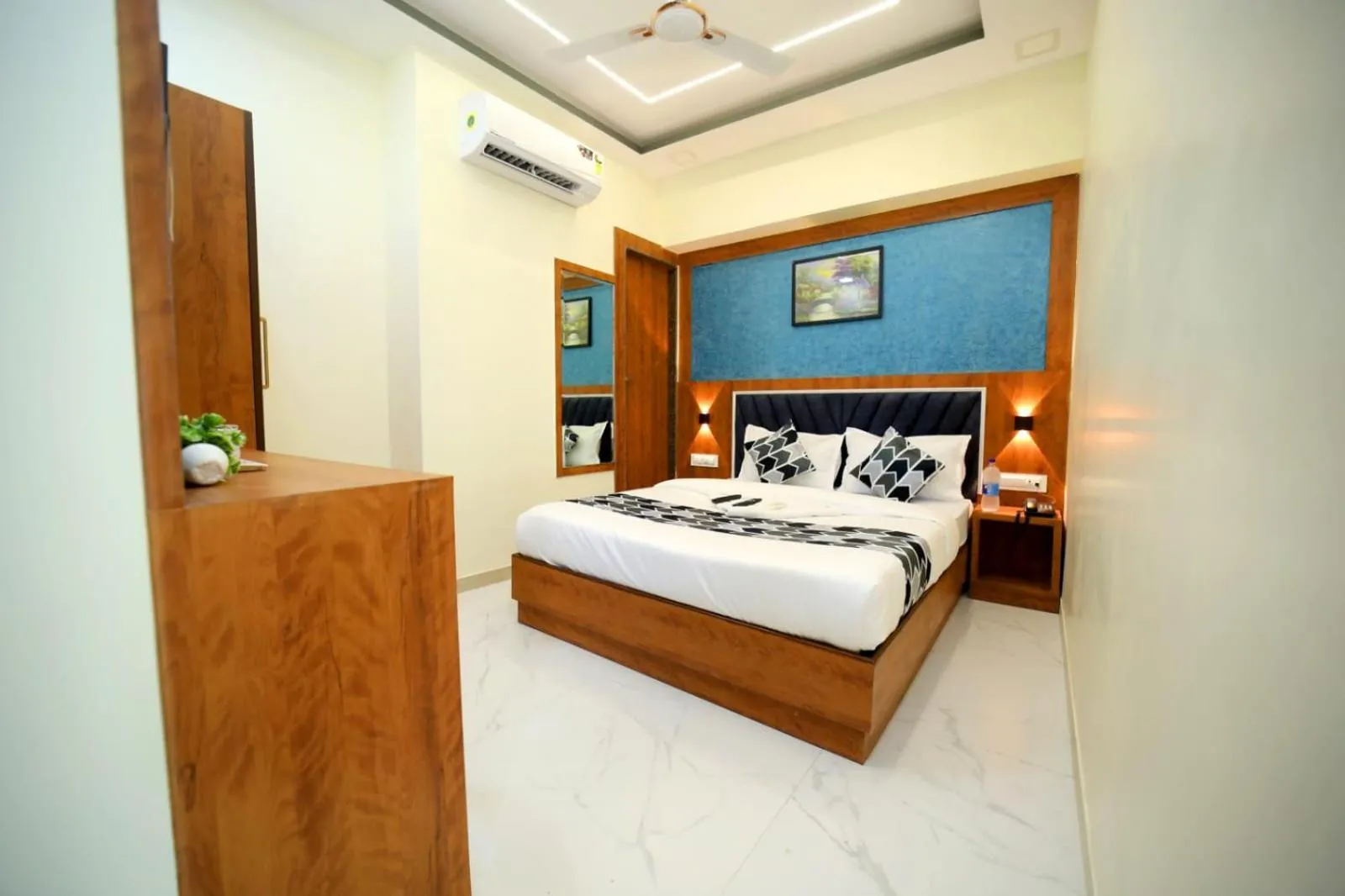 Bedroom, Bed in N.M. Hotel