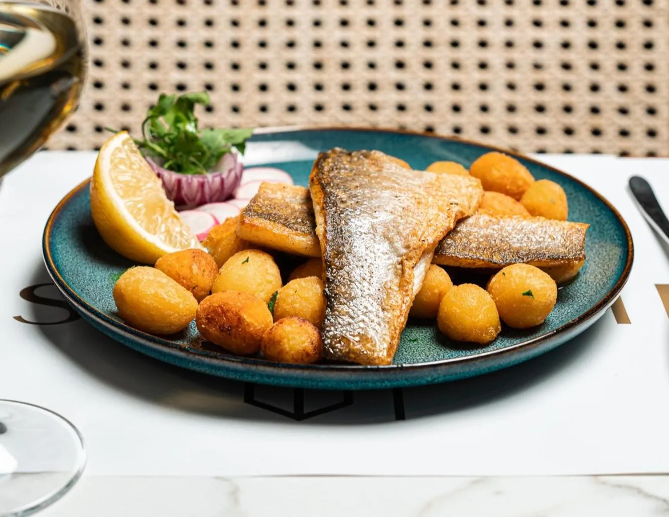 Restaurant/places to eat in Invictus Hotel