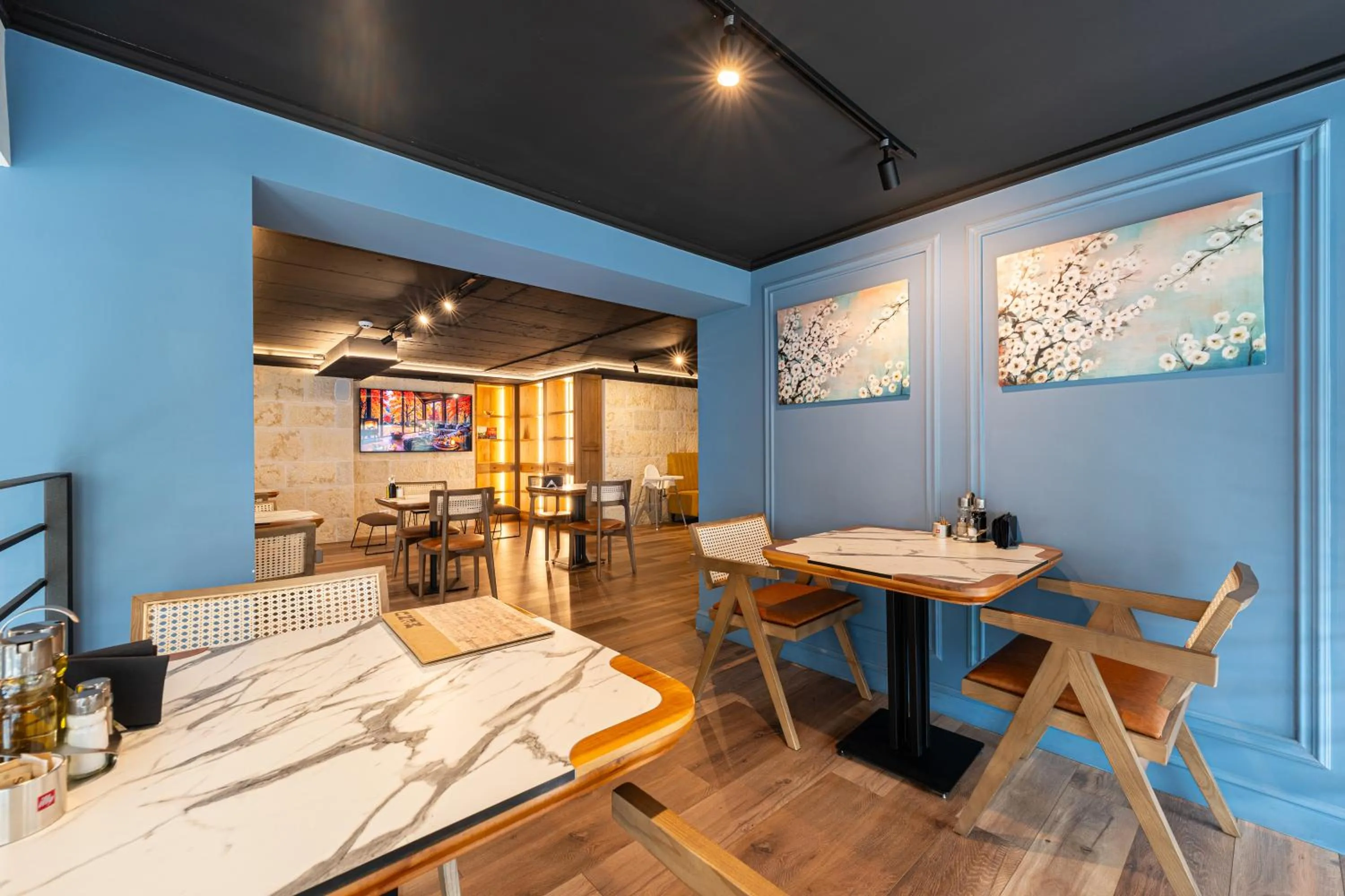 Restaurant/places to eat in Invictus Hotel