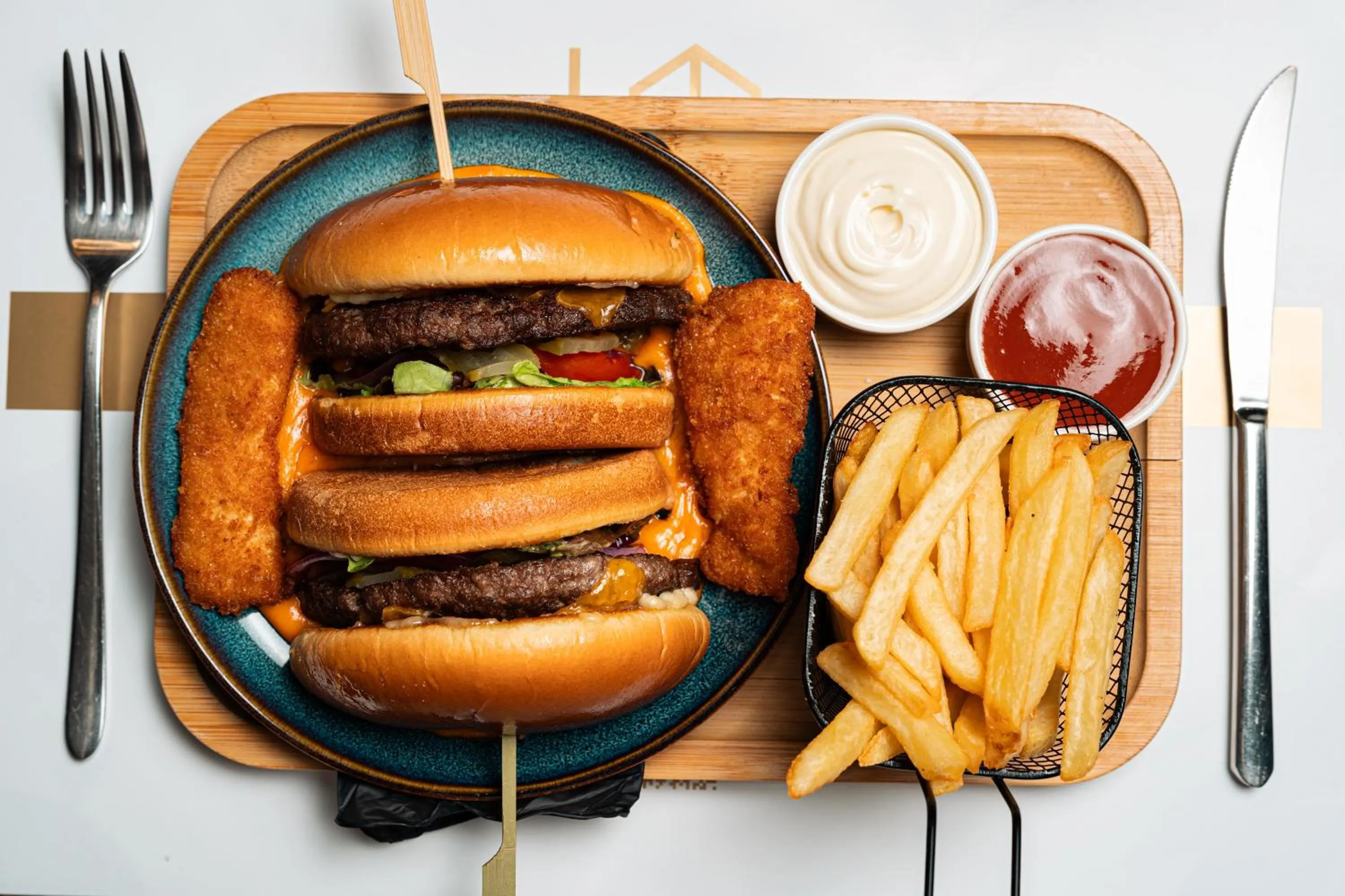 Restaurant/places to eat in Invictus Hotel