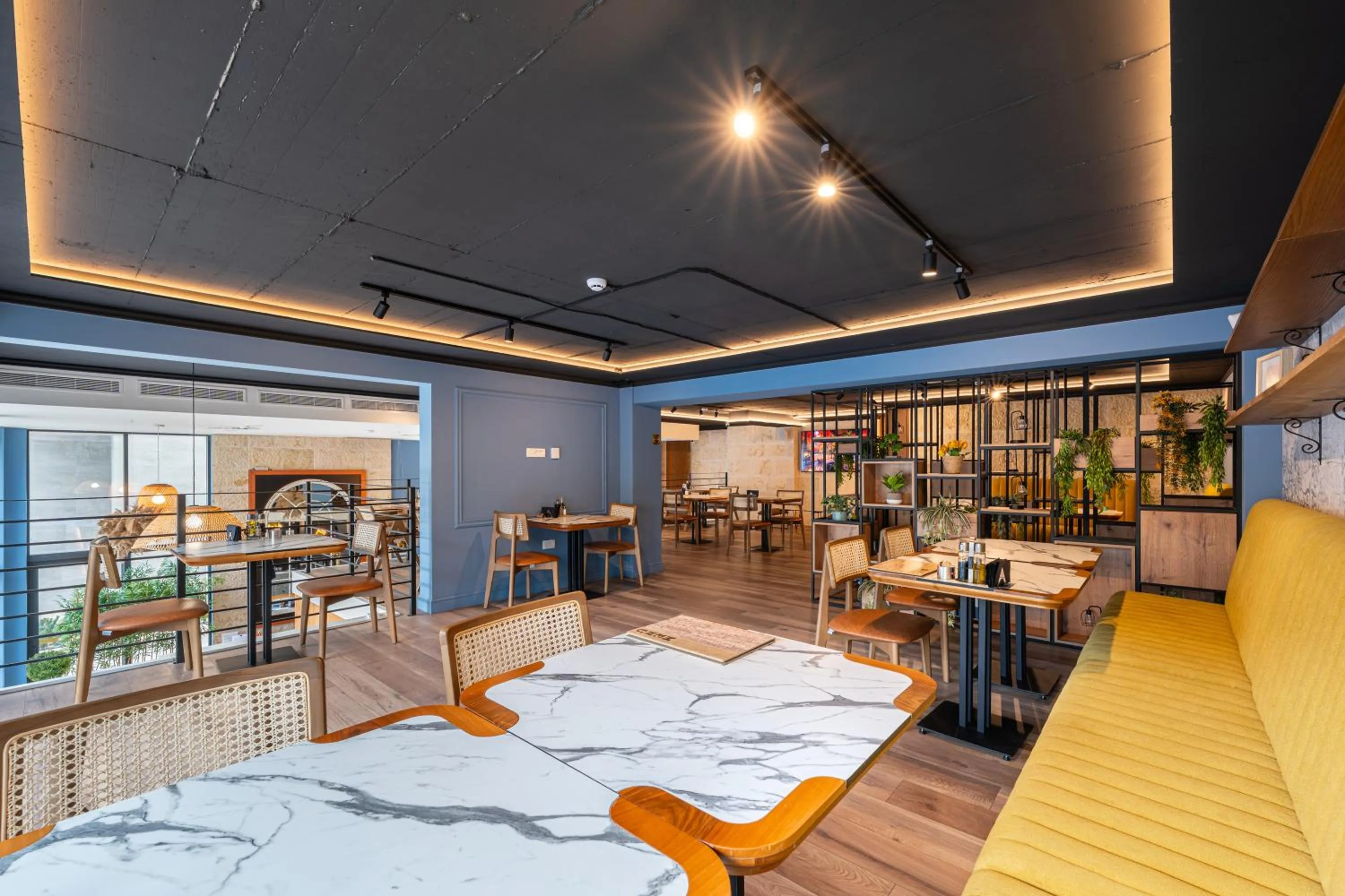 Restaurant/places to eat in Invictus Hotel