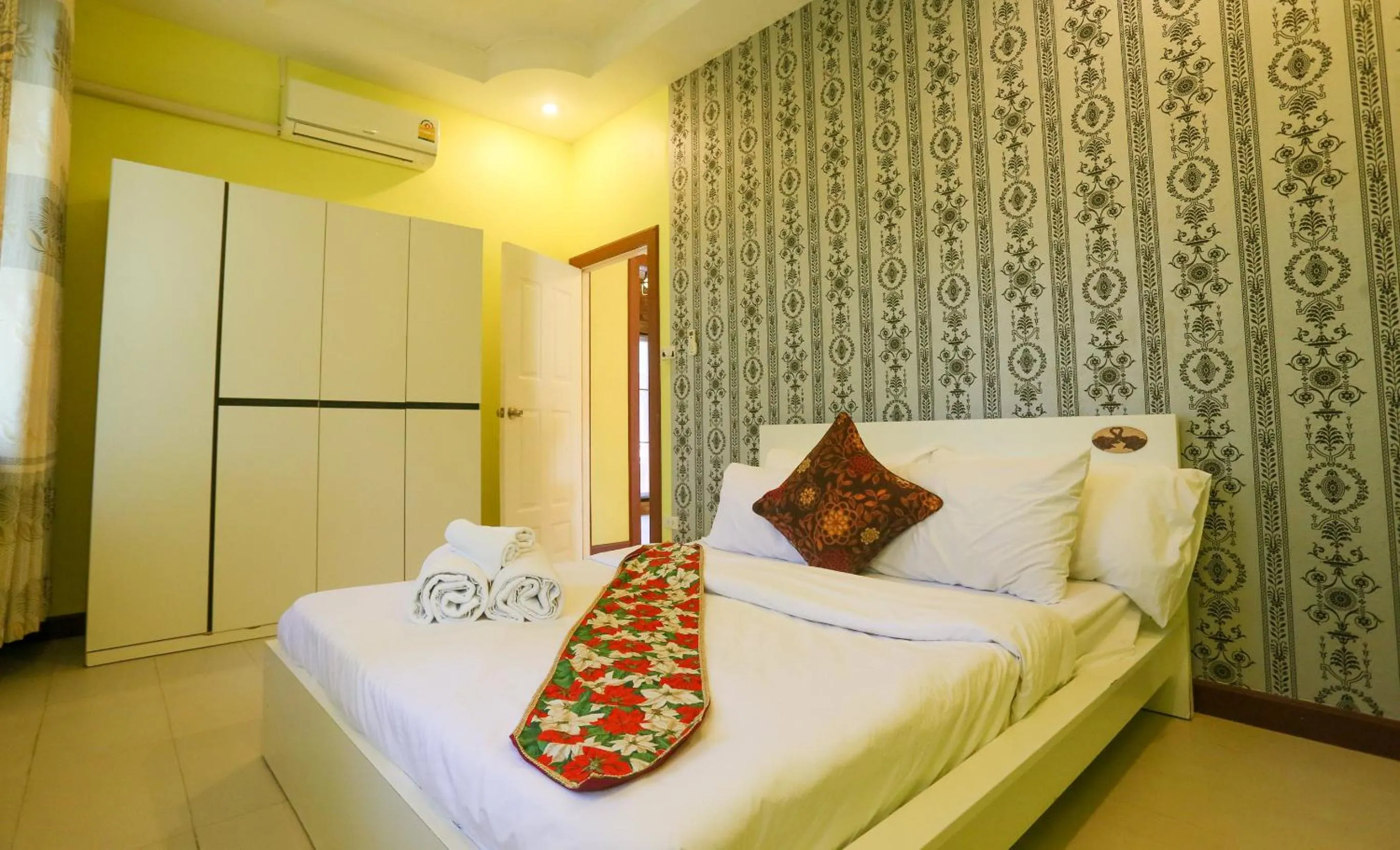 Bed in Phalaburi resort by dreamhouse