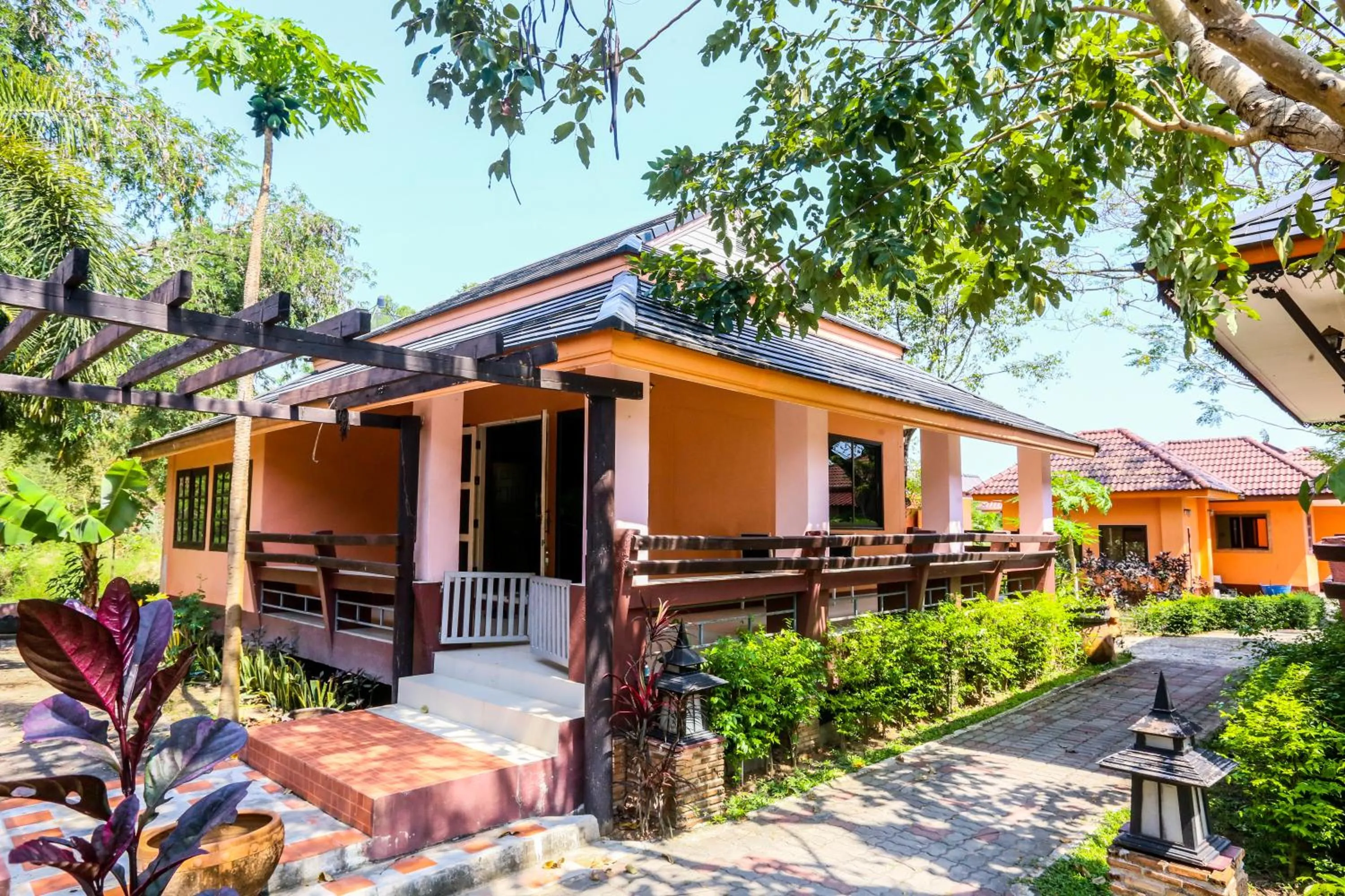 Phalaburi resort by dreamhouse