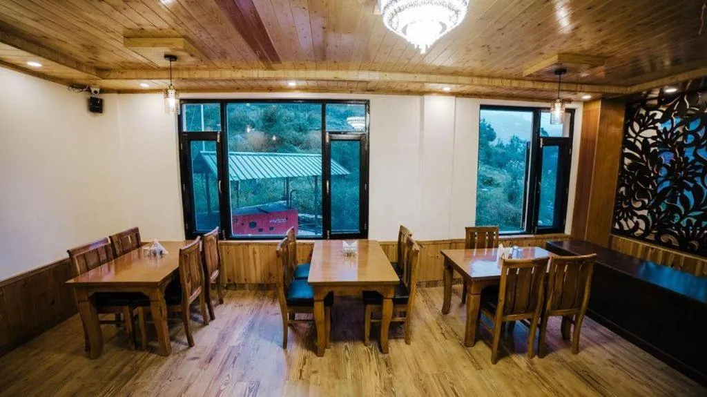 Restaurant/places to eat in Hotel Black Magic