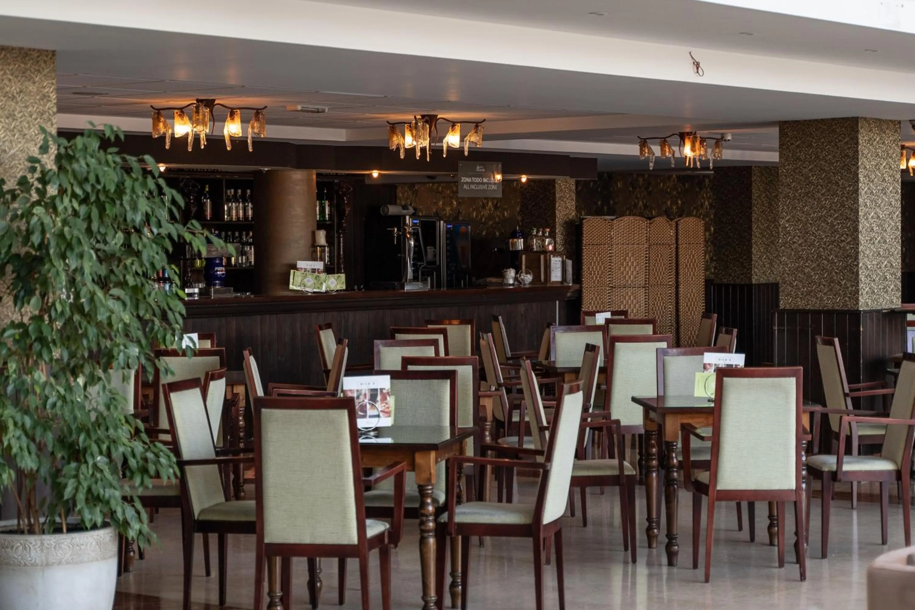 Lounge or bar in Hotel Sun Palace Albir & Spa
