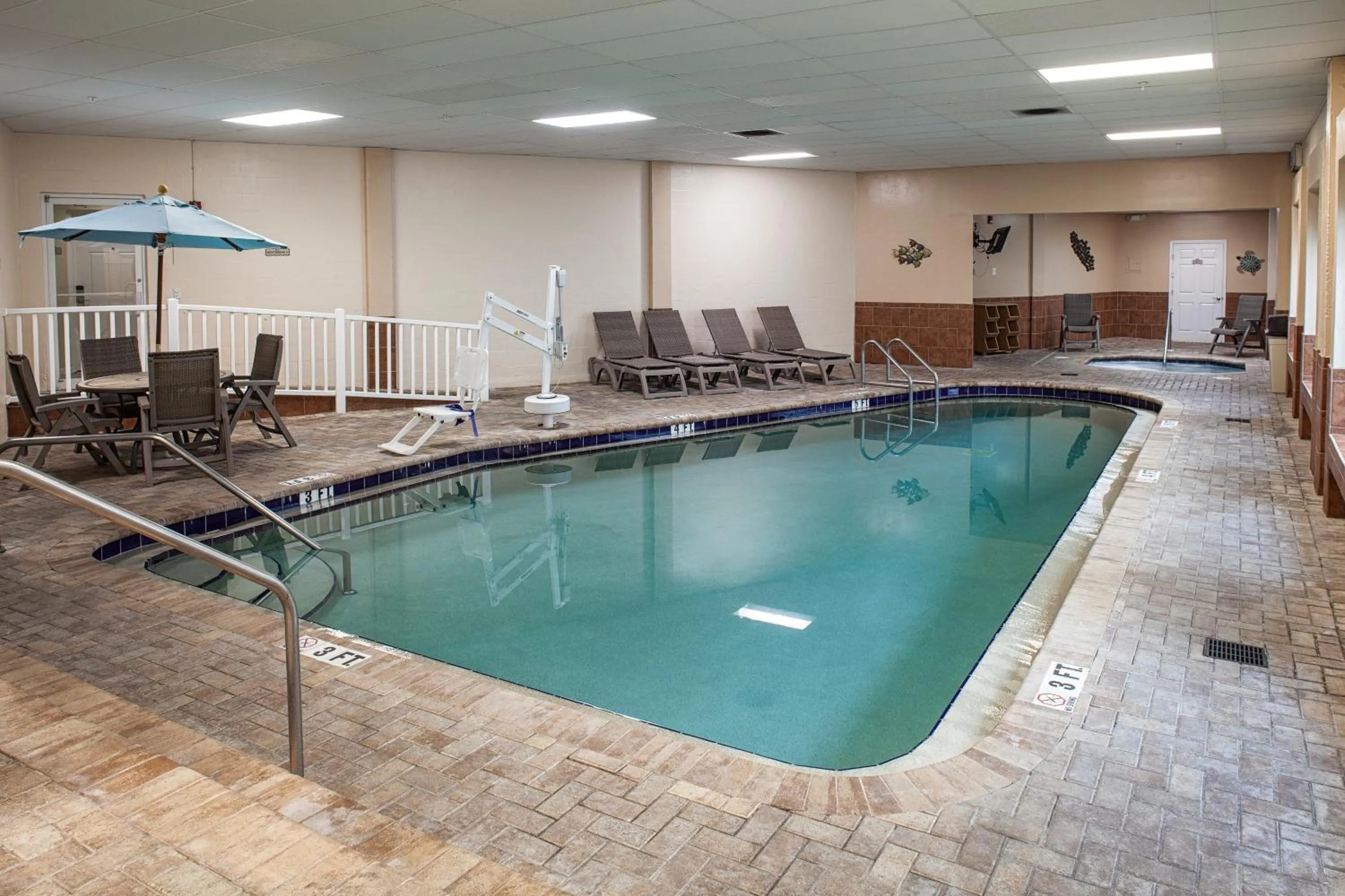 Swimming pool in Royal Floridian Resort South by Spinnaker