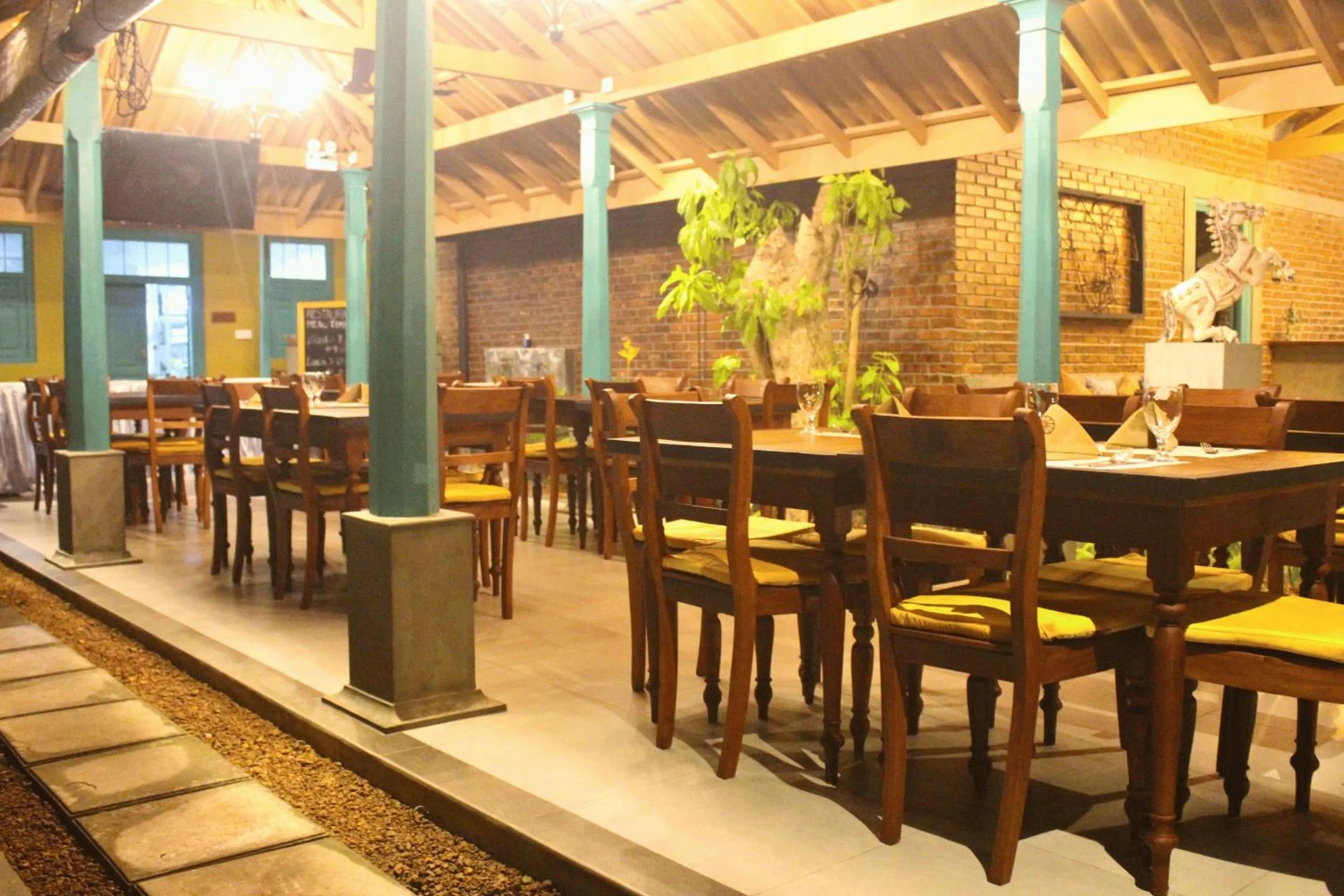 Restaurant/places to eat in The Chariot Hikkduwa Resort