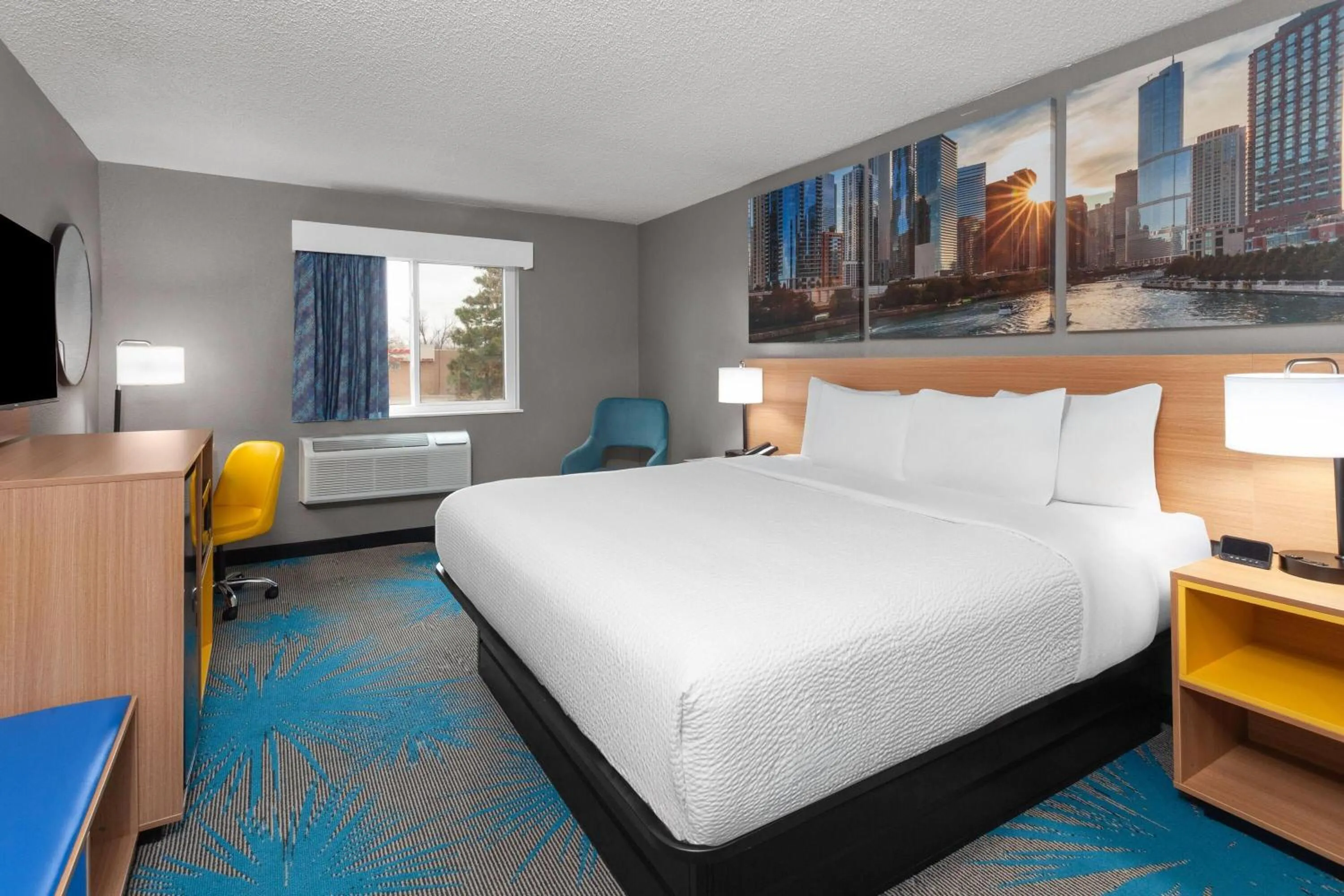 Photo of the whole room, Bed in Days Inn by Wyndham Waukegan