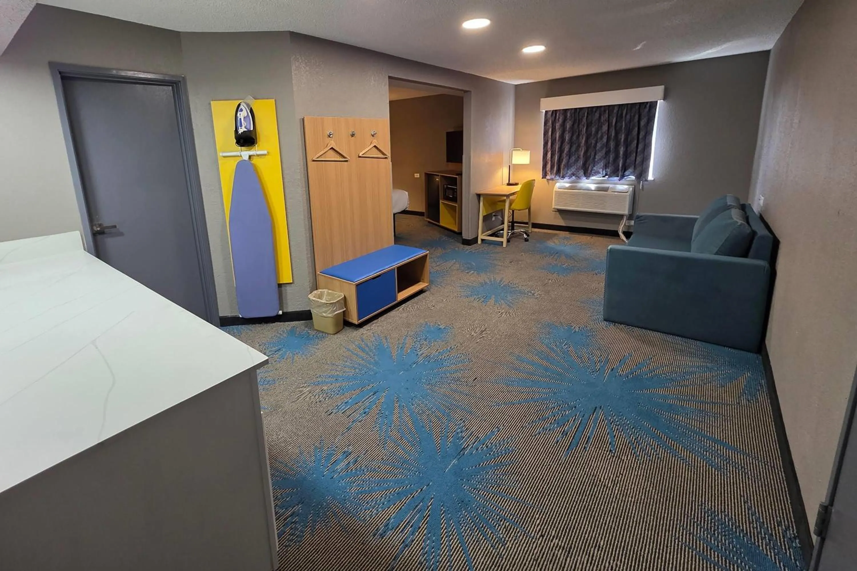 Photo of the whole room, Bed in Days Inn by Wyndham Waukegan