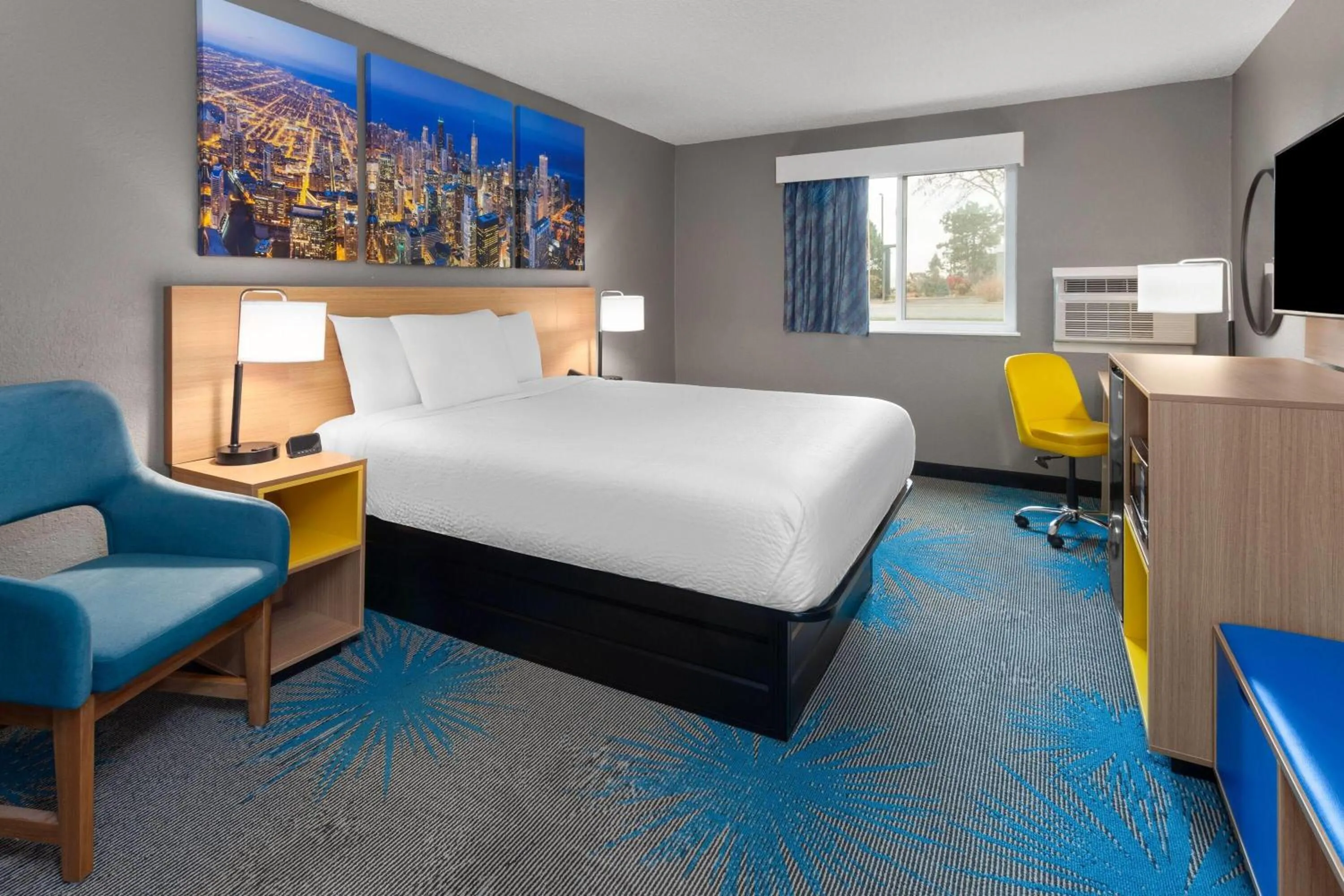 Photo of the whole room, Bed in Days Inn by Wyndham Waukegan