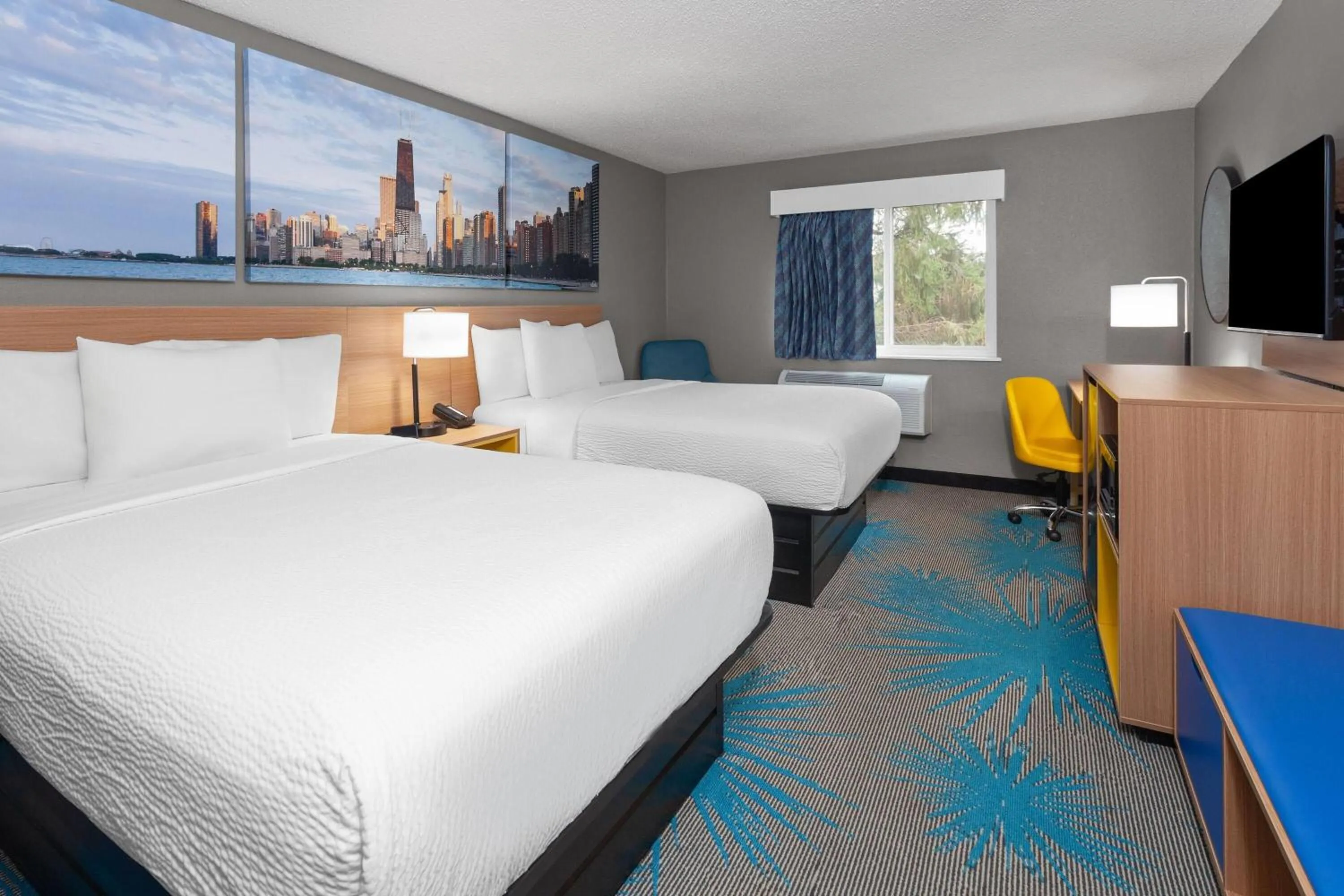 Photo of the whole room, Bed in Days Inn by Wyndham Waukegan