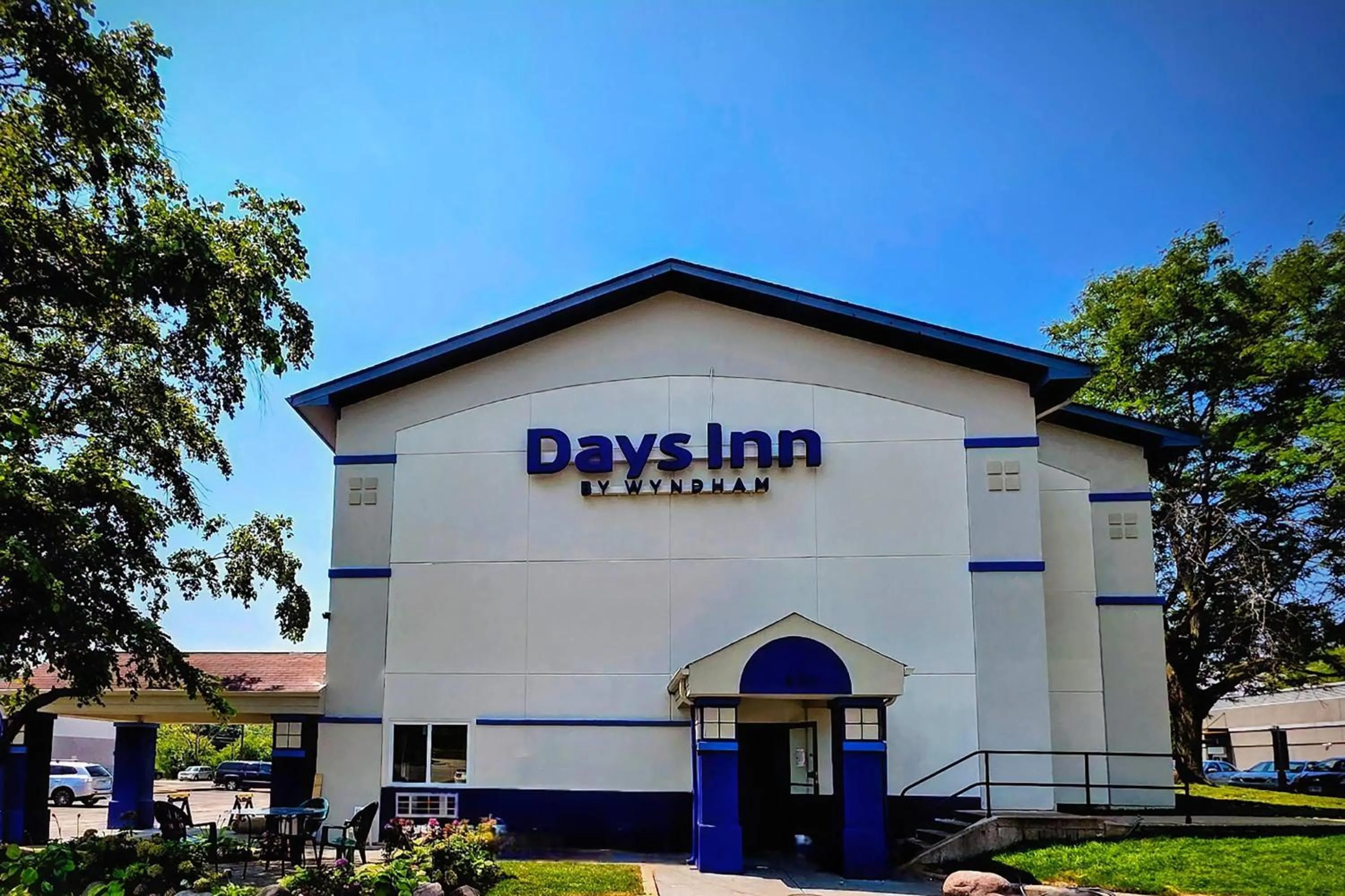 Property building in Days Inn by Wyndham Waukegan