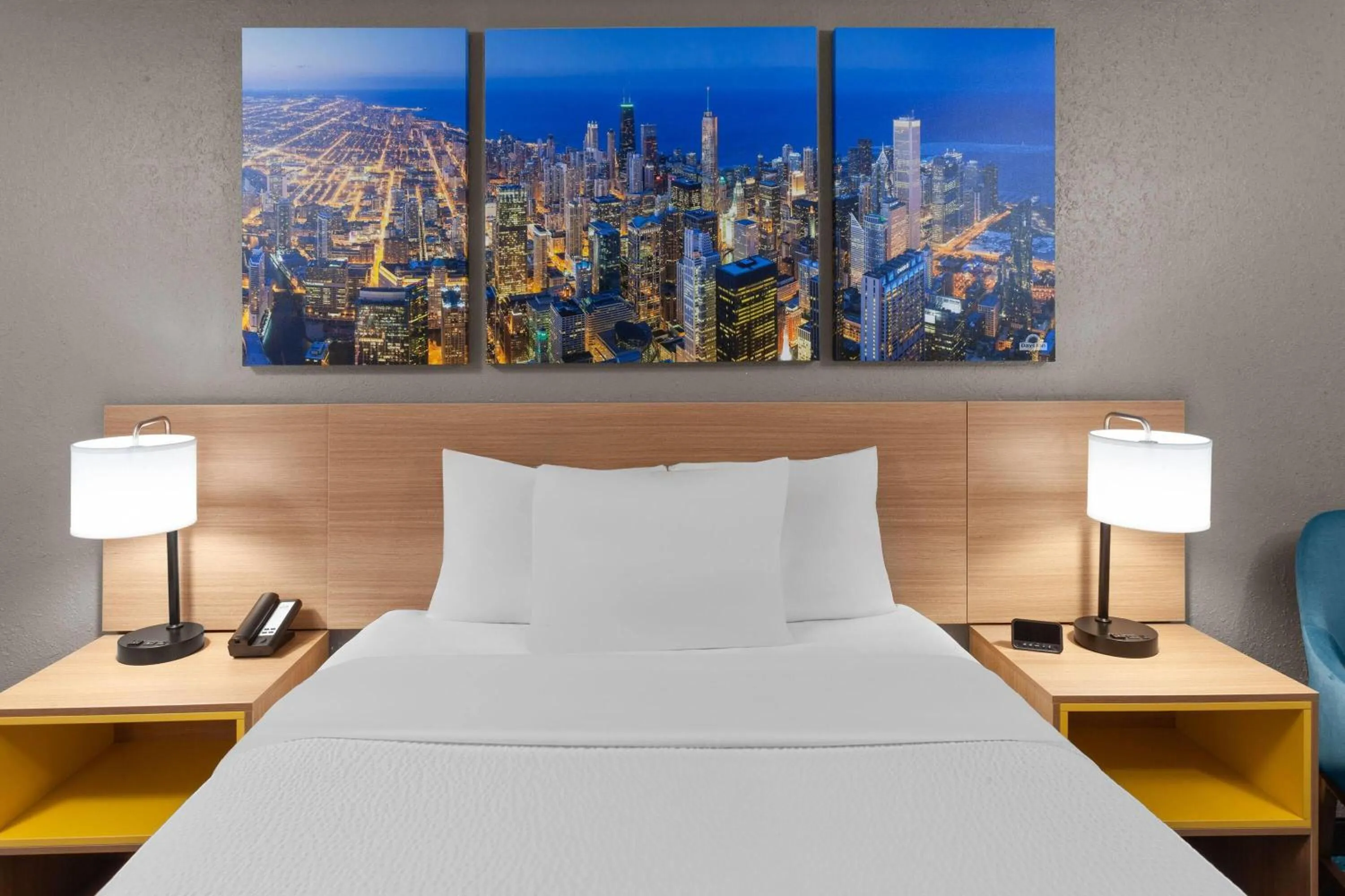 Photo of the whole room, Bed in Days Inn by Wyndham Waukegan