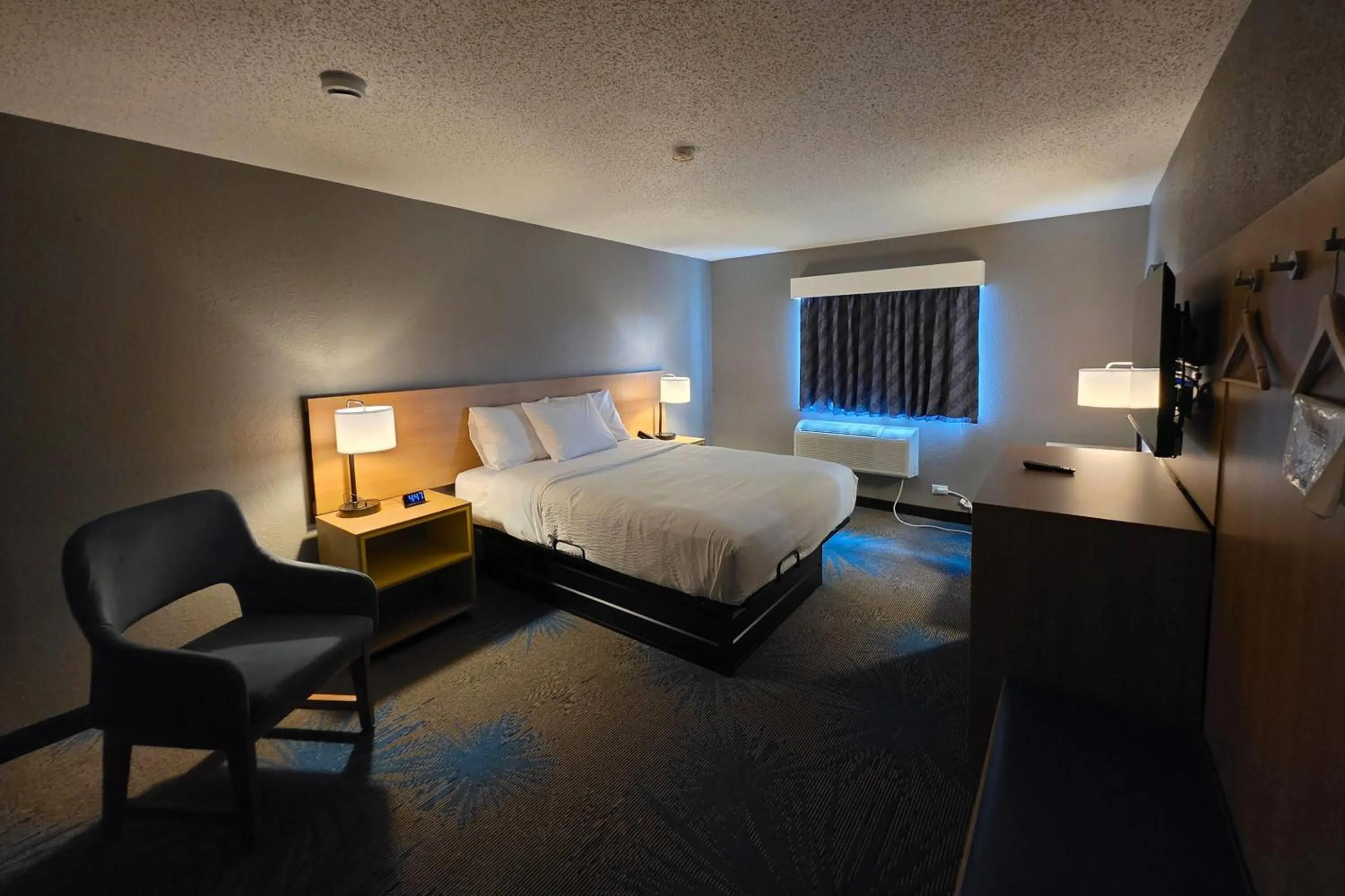Photo of the whole room, Bed in Days Inn by Wyndham Waukegan