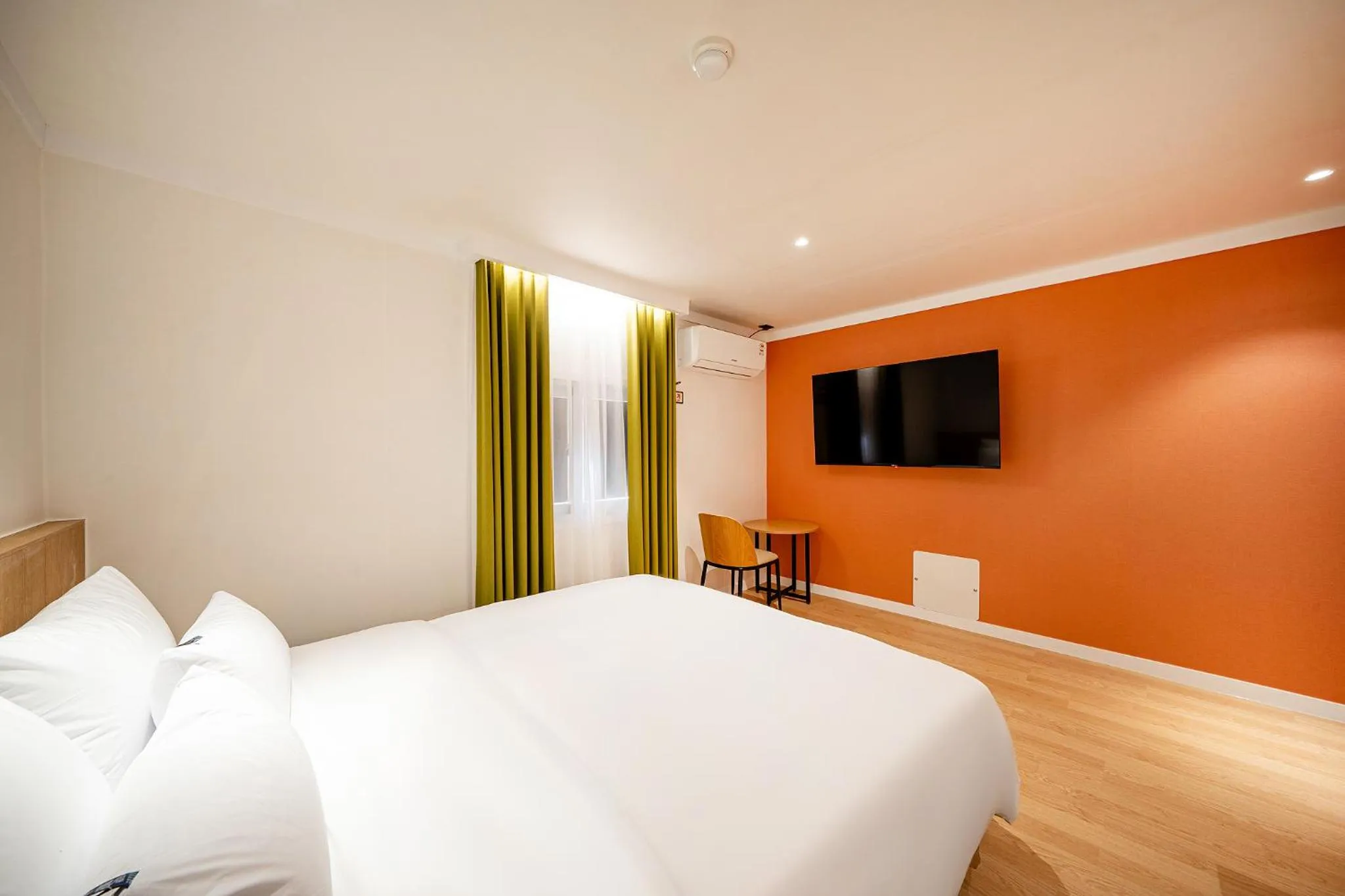 Photo of the whole room, Bed in Hound Hotel Gumi indong