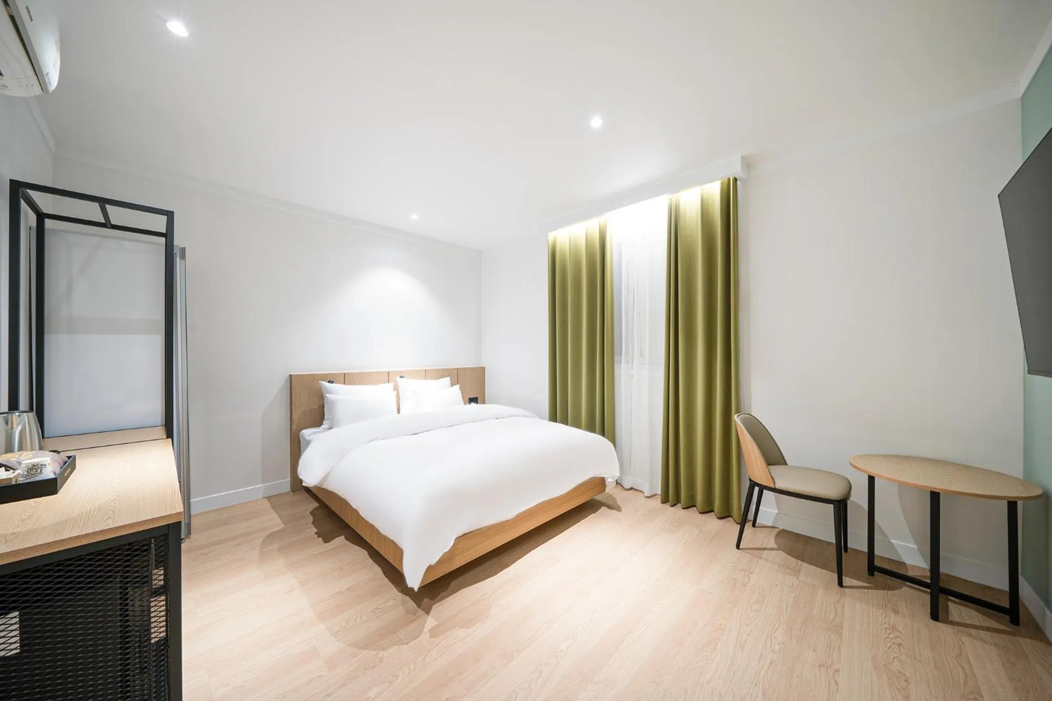 Photo of the whole room, Bed in Hound Hotel Gumi indong