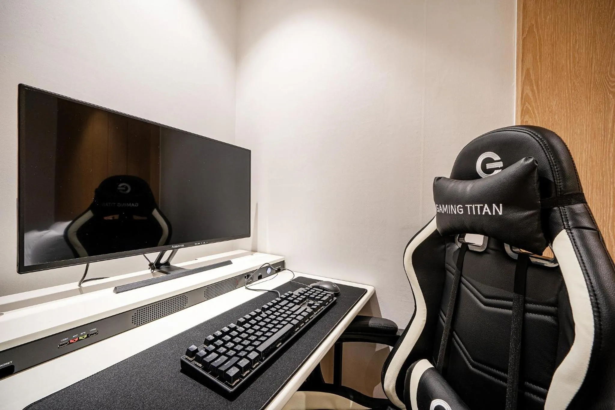 Photo of the whole room in Hound Hotel Gumi indong