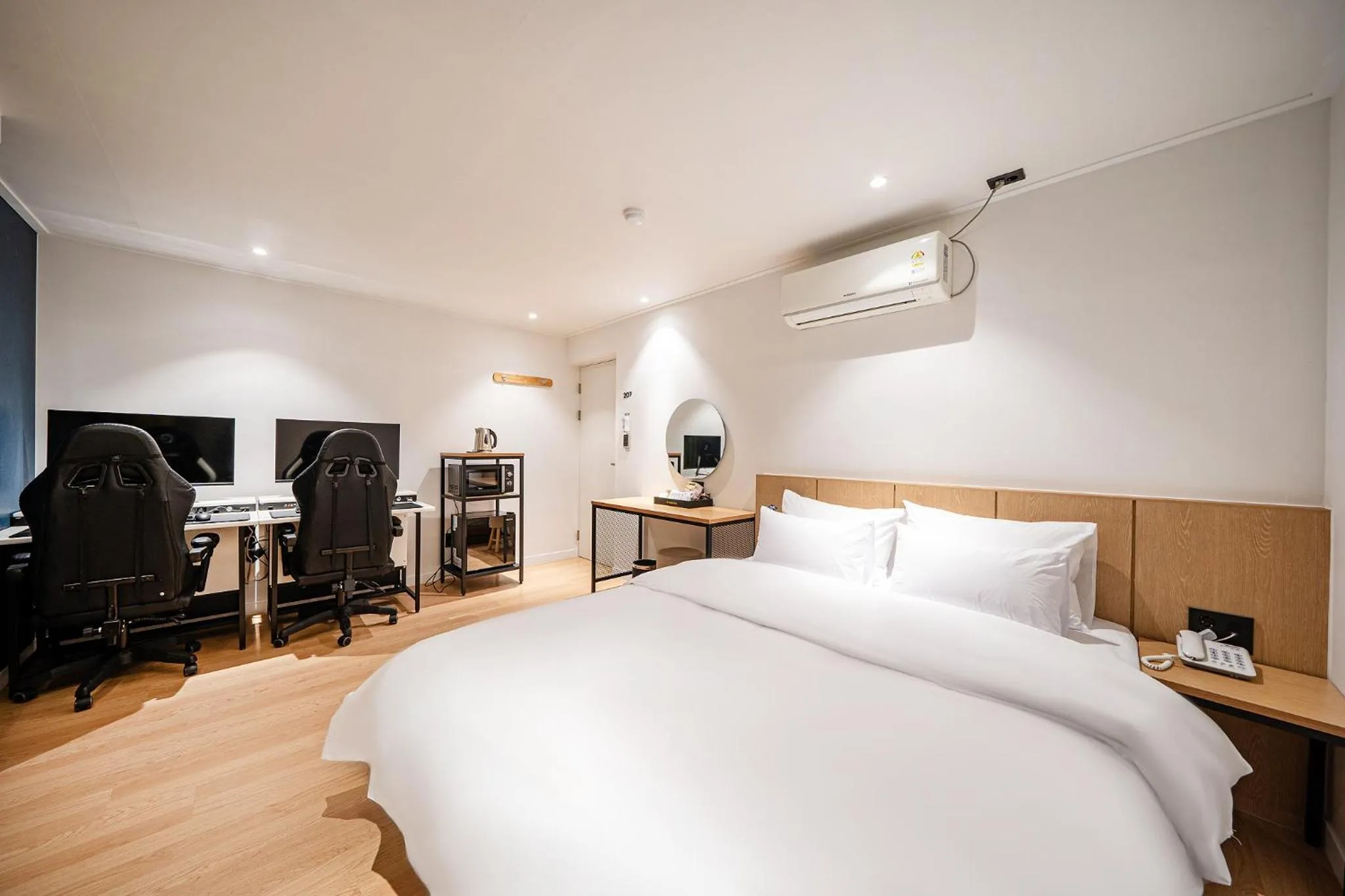 Photo of the whole room, Bed in Hound Hotel Gumi indong