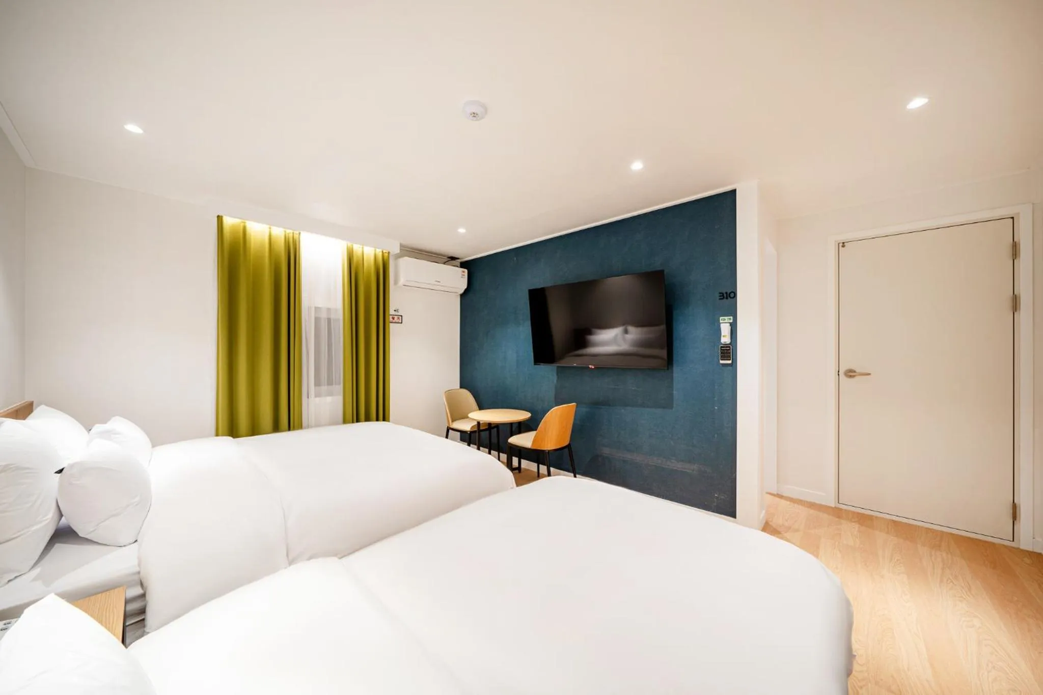 Photo of the whole room, Bed in Hound Hotel Gumi indong