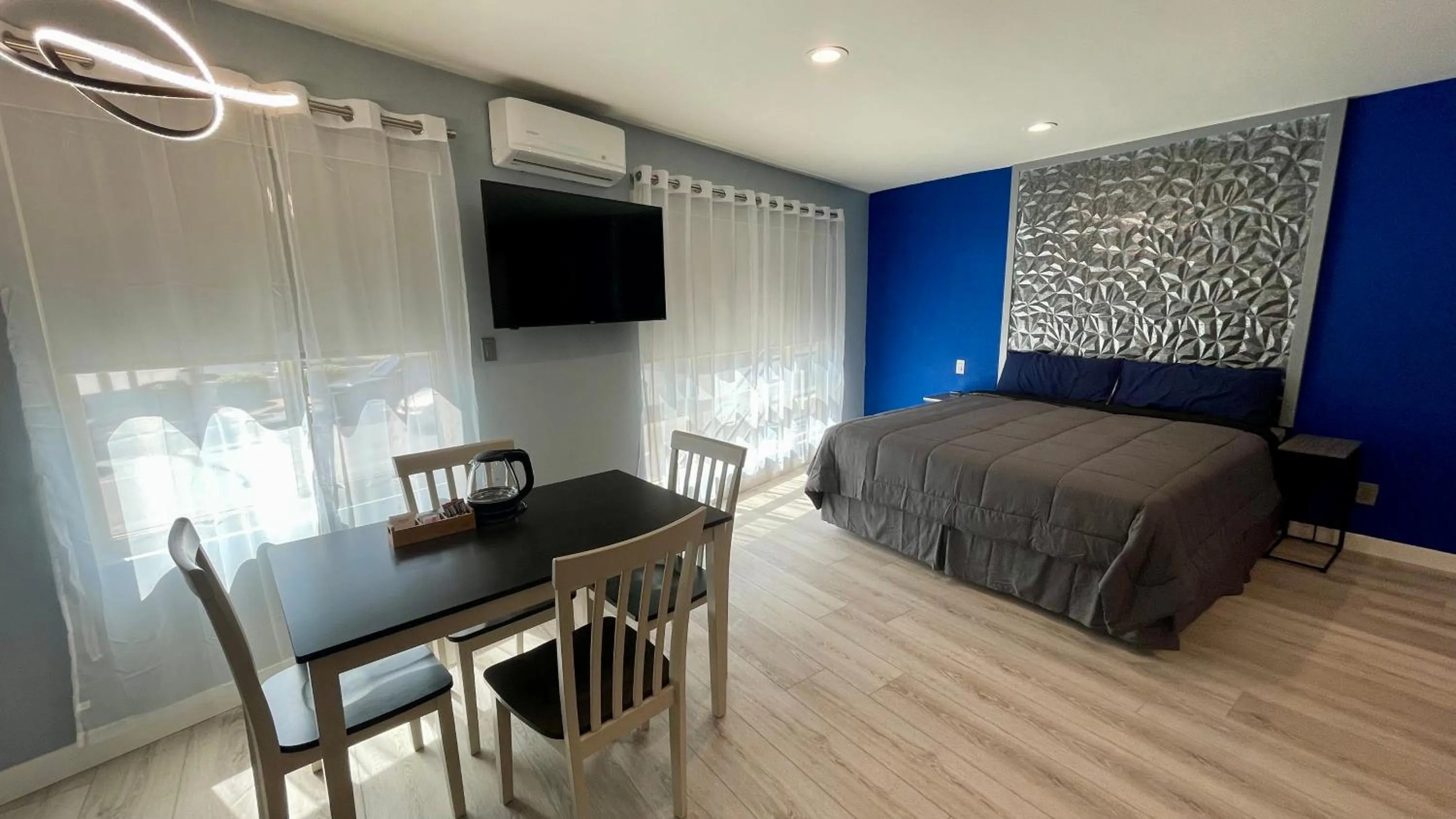 TV and multimedia, Bed in Quintessence ApartHotel