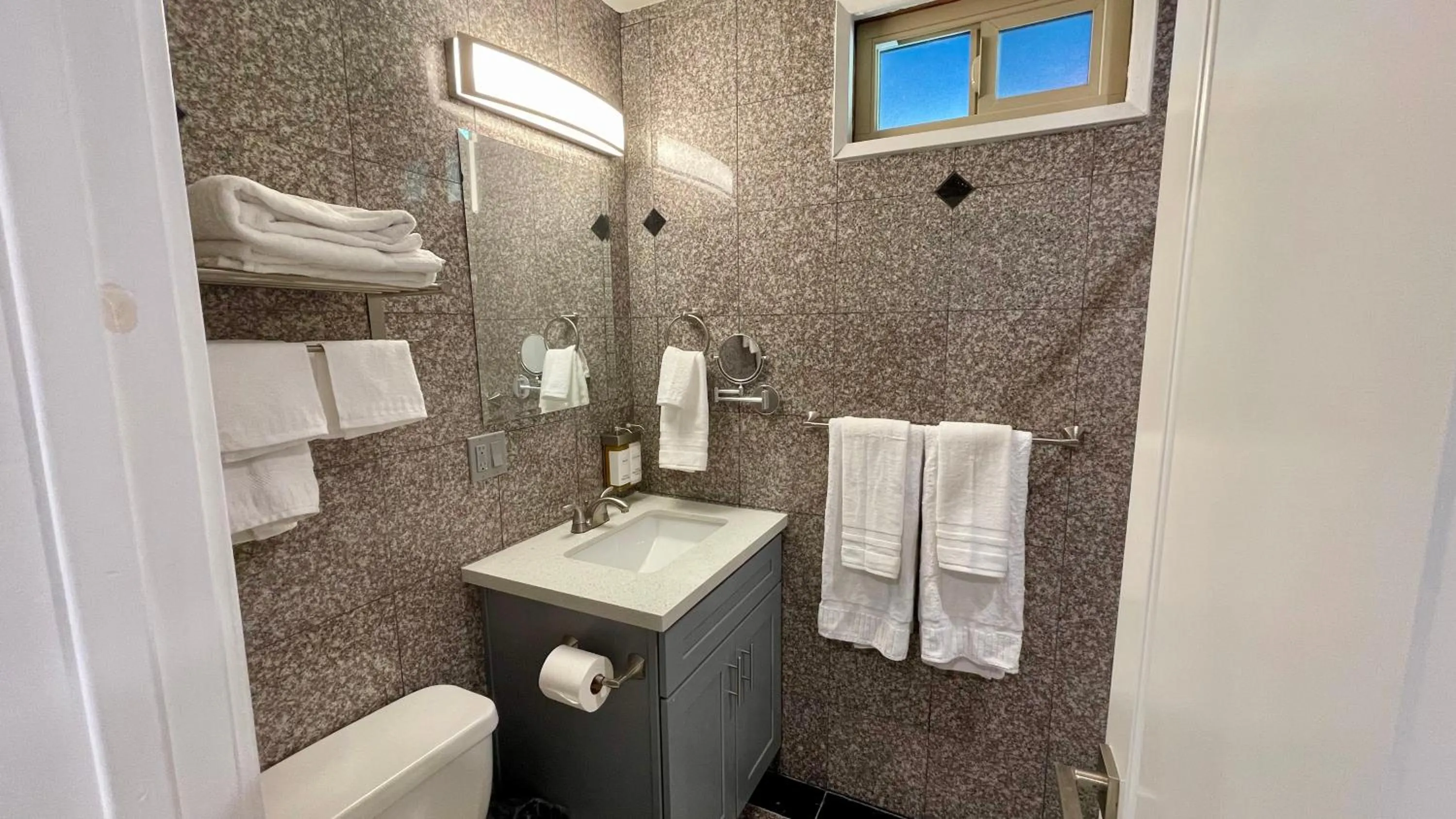 Shower in Quintessence ApartHotel