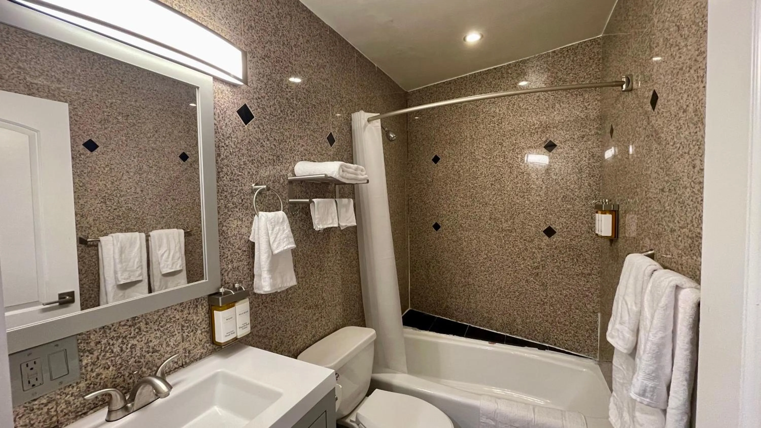 Shower in Quintessence ApartHotel