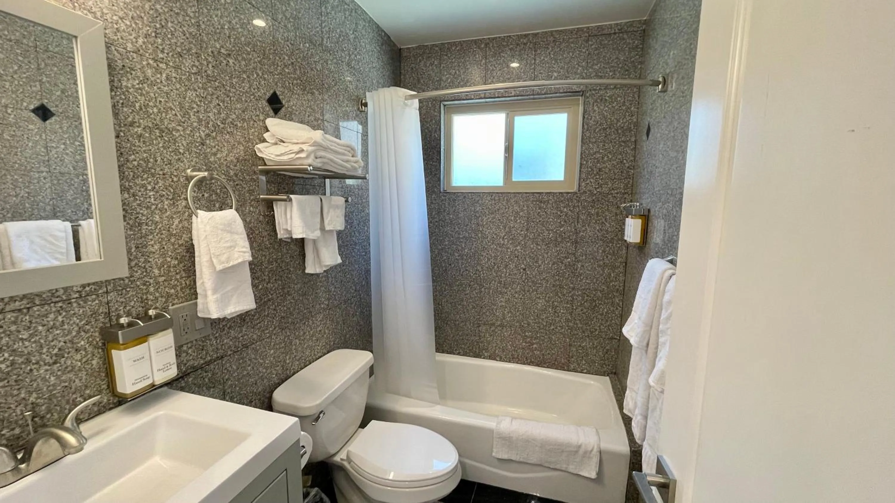 Shower in Quintessence ApartHotel