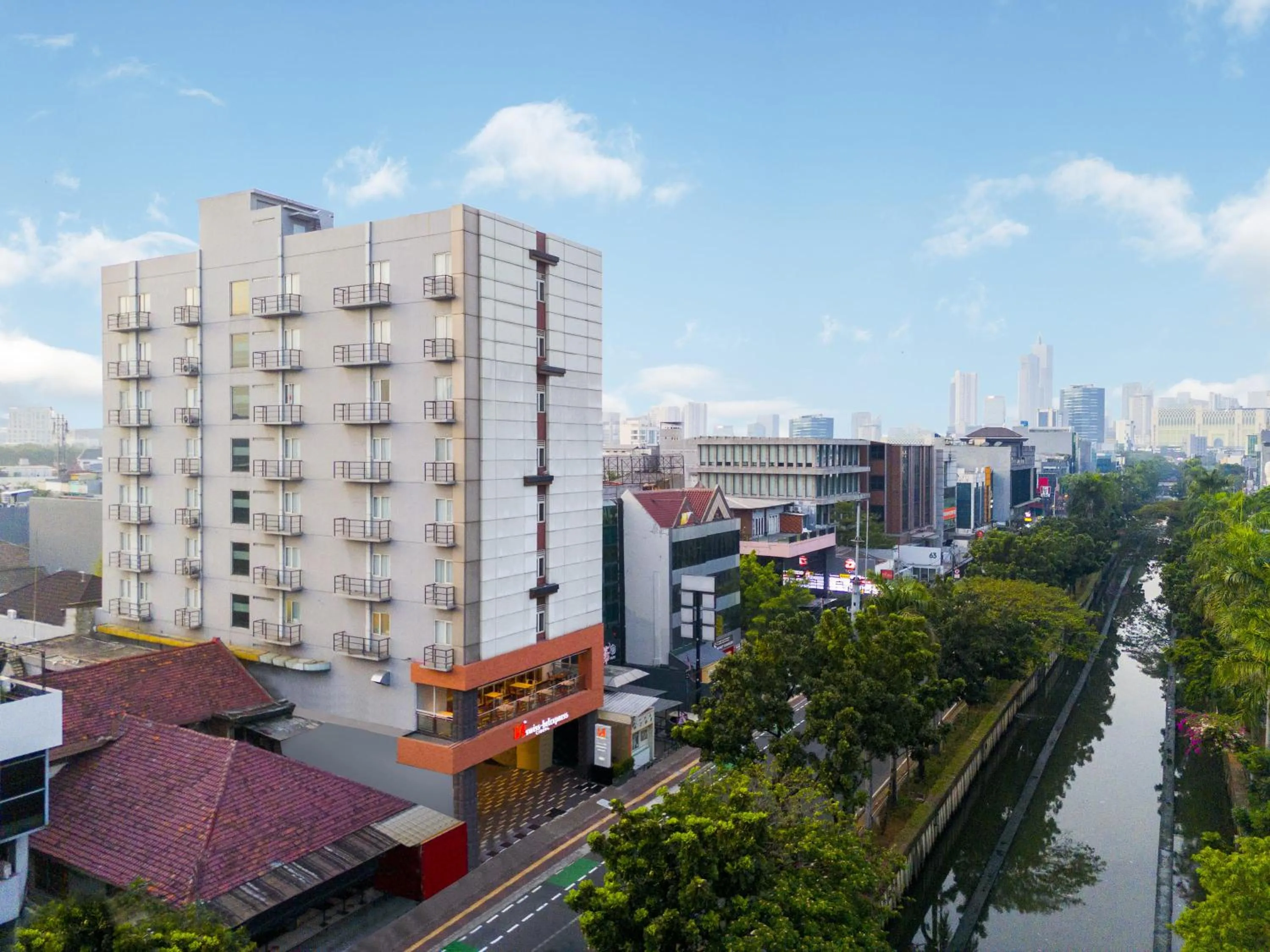 Facade/entrance in Swiss-Belexpress Cideng