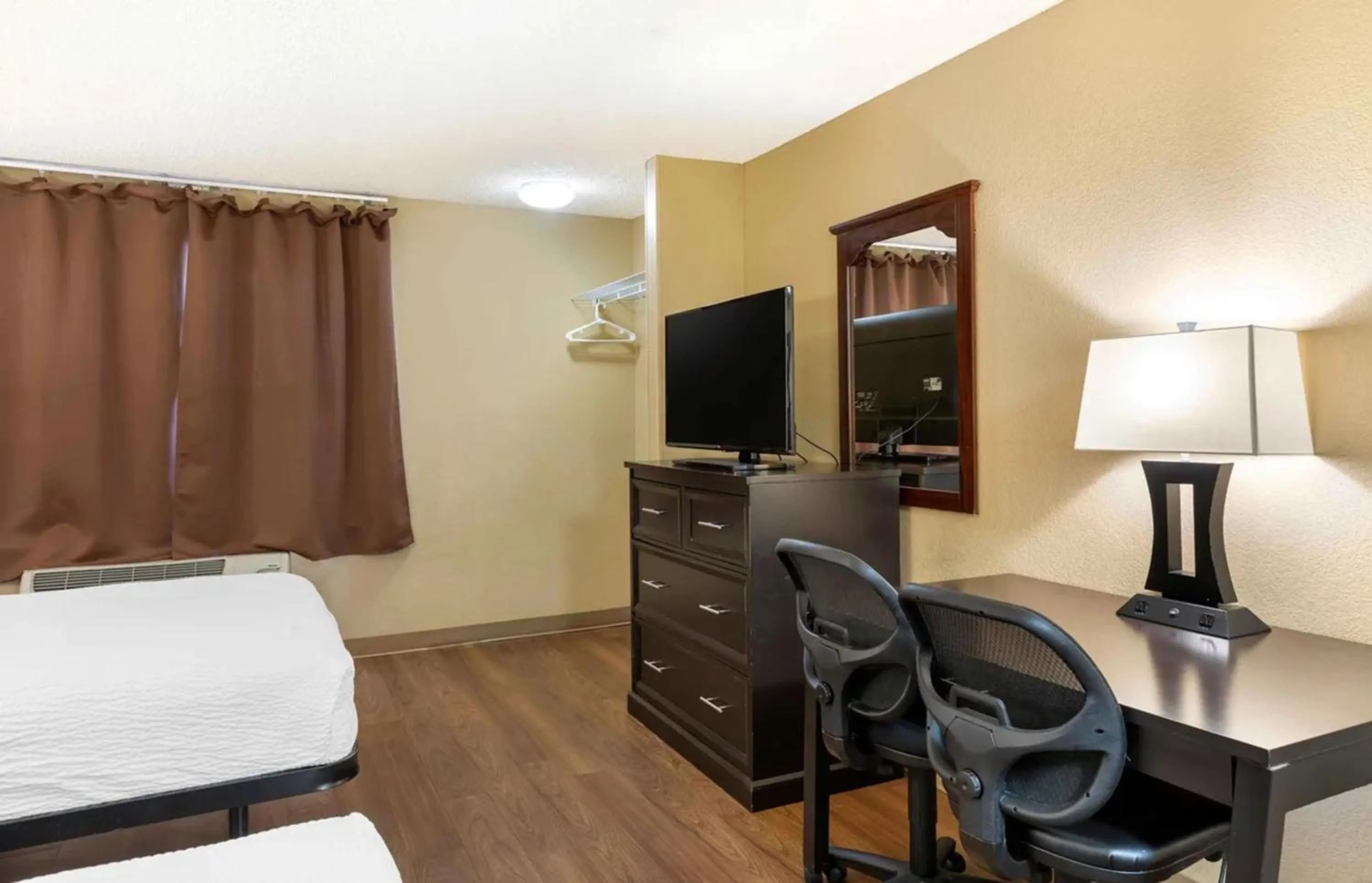 TV and multimedia, Bed in Relax Suites Extended Stay - La Mirada