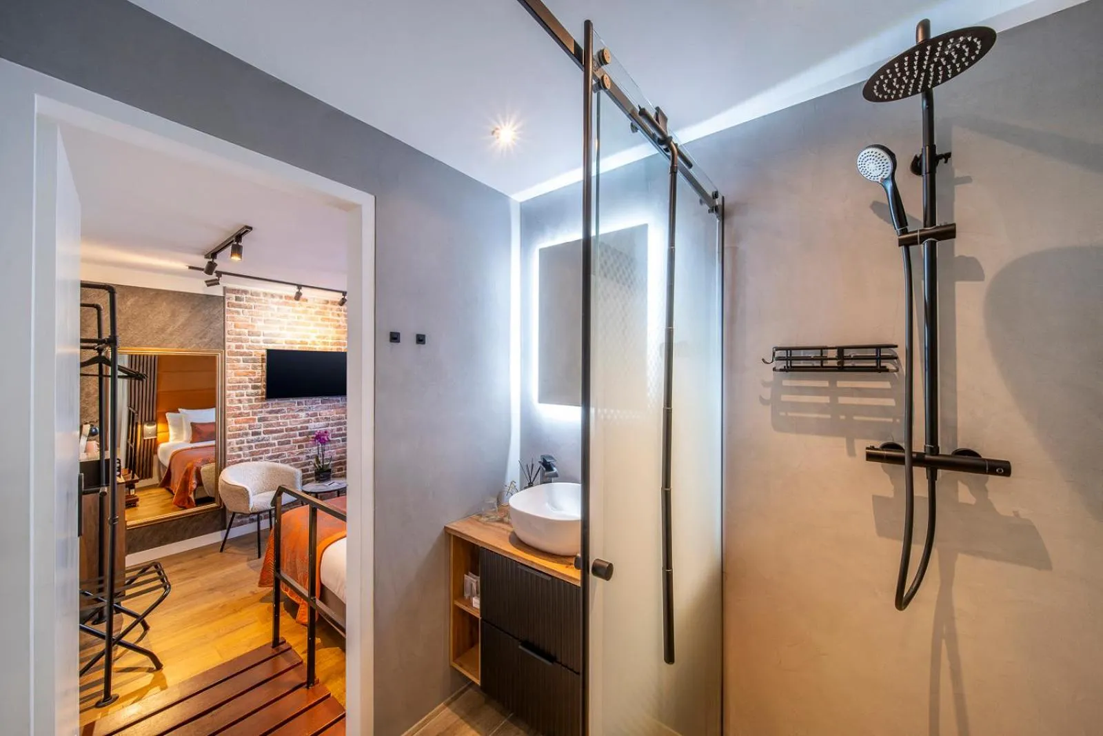 Shower in Jupiter Hotel