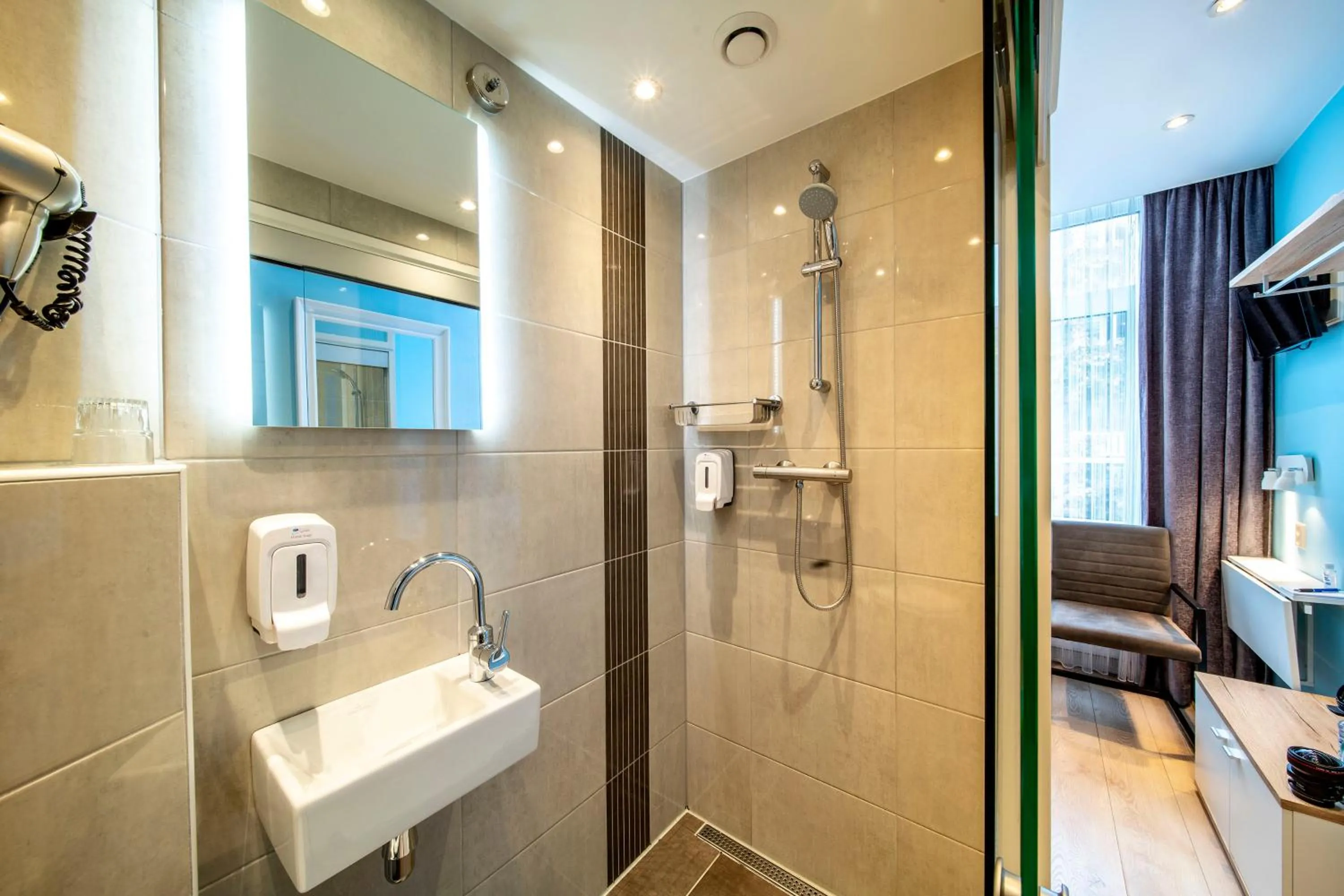 Bathroom in Jupiter Hotel