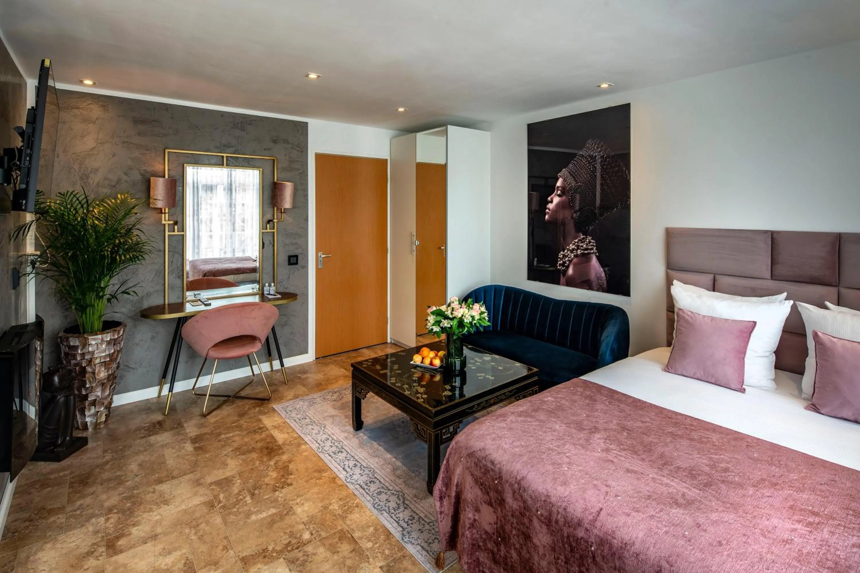 Seating area, Bed in Jupiter Hotel