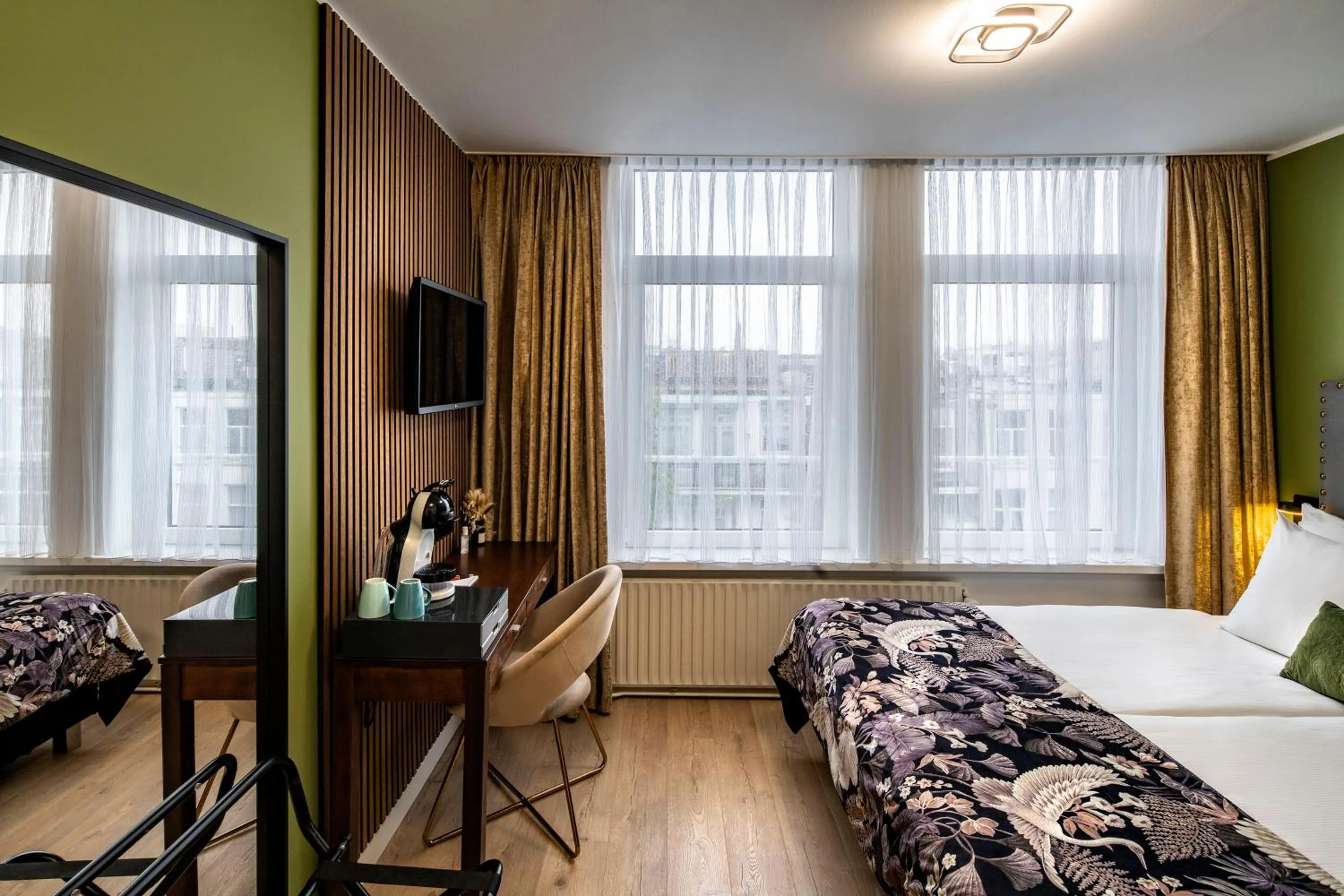 Seating area, Bed in Jupiter Hotel