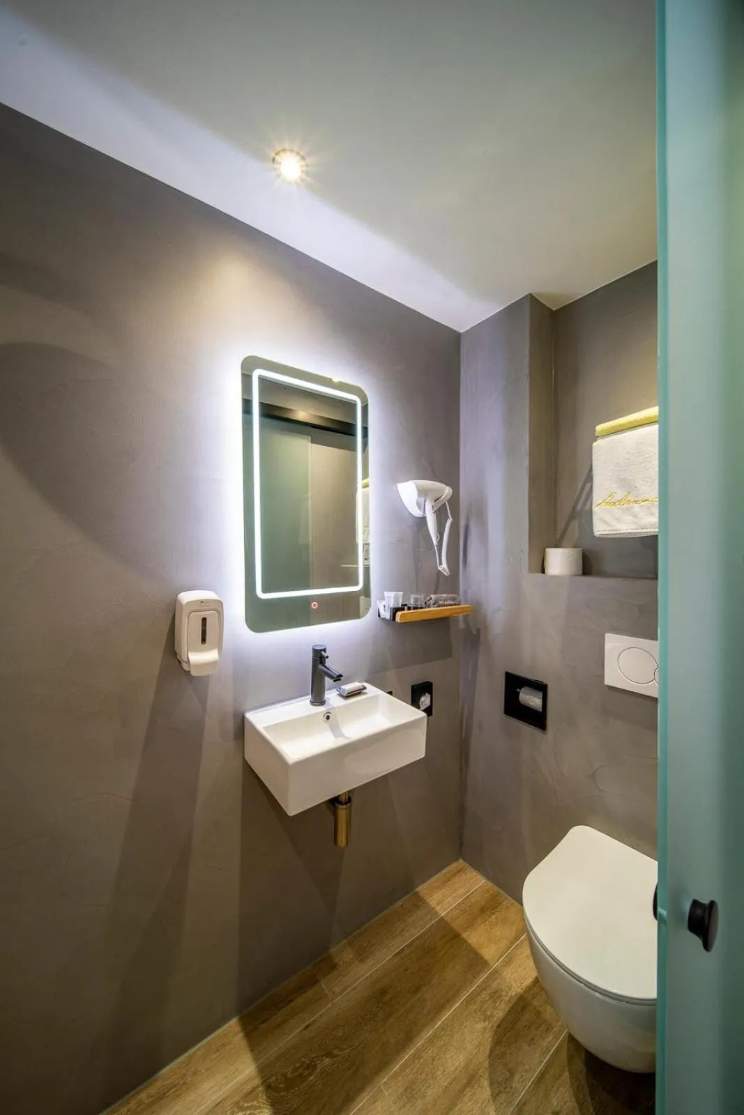 Bathroom in Jupiter Hotel