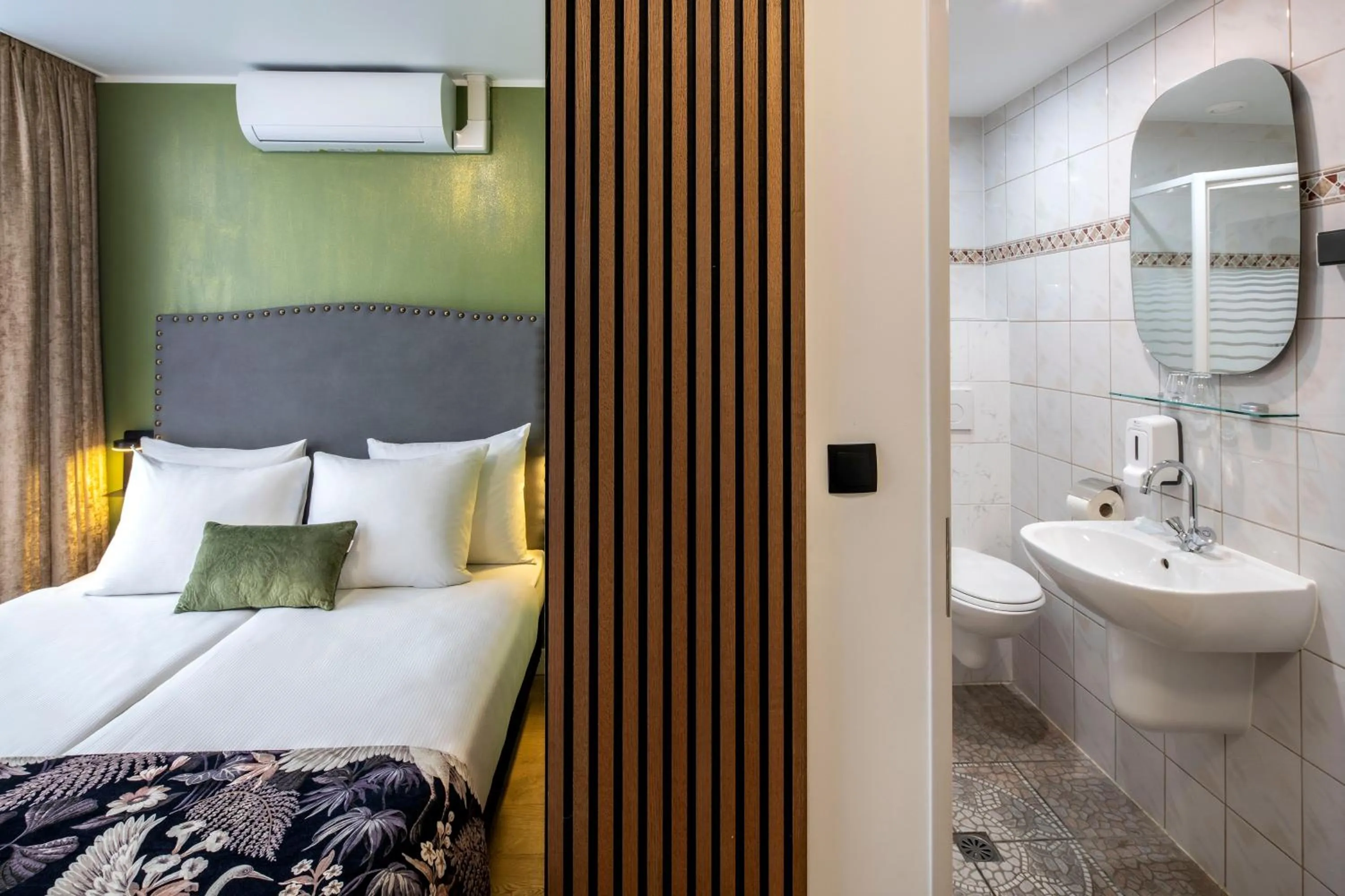 Bedroom, Bed in Jupiter Hotel