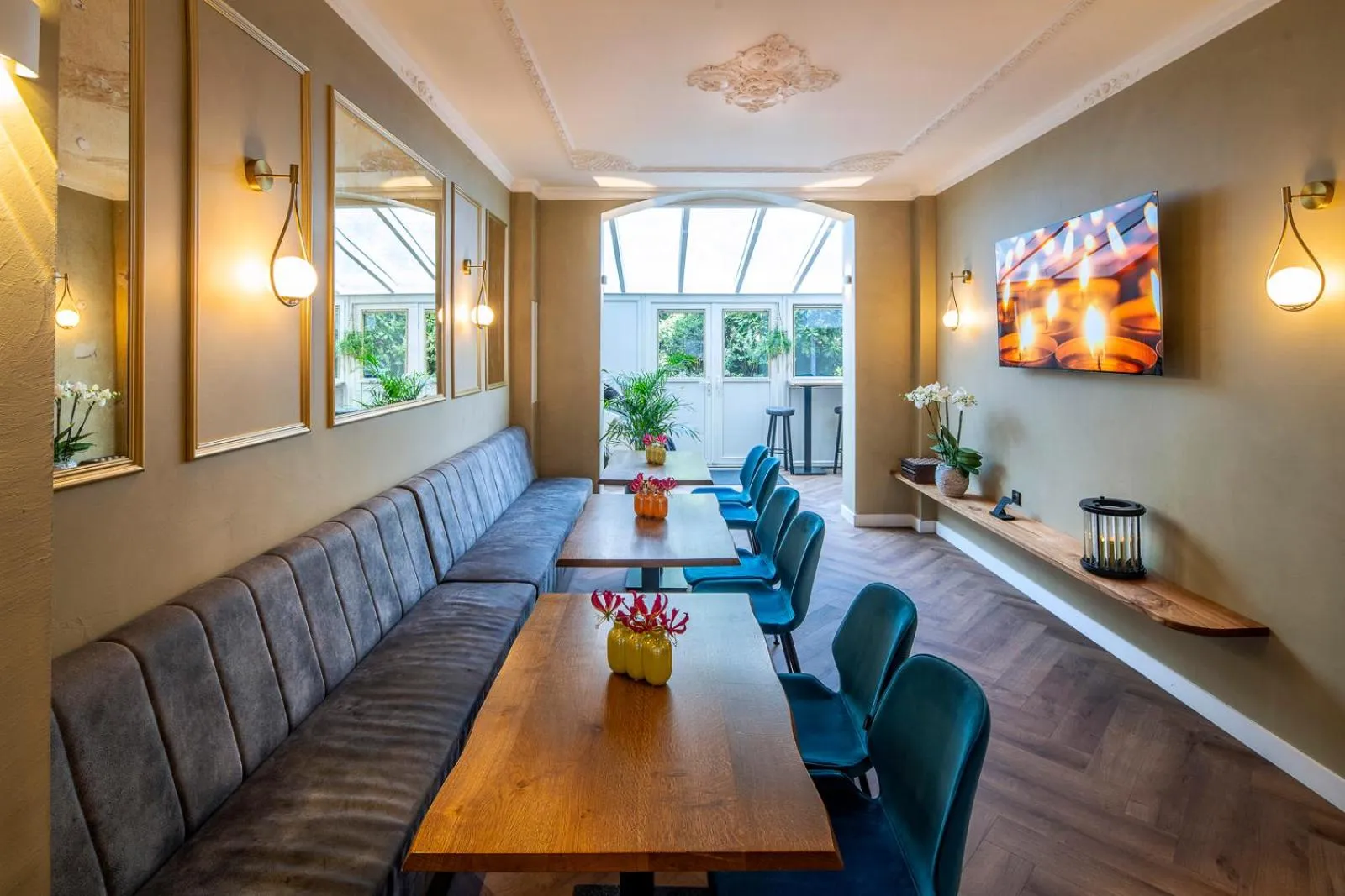 Communal lounge/ TV room in Jupiter Hotel