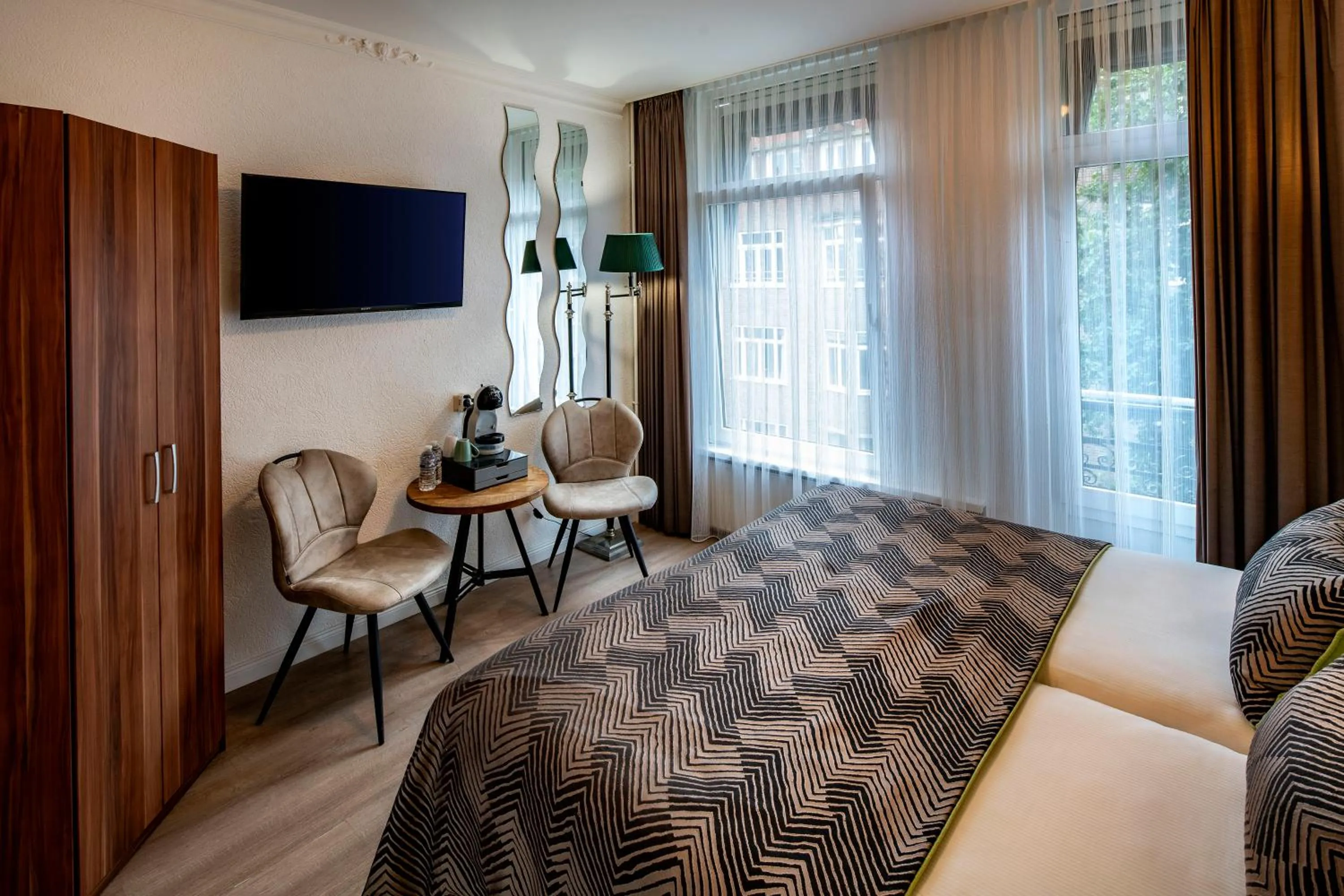 Bedroom, Bed in Jupiter Hotel