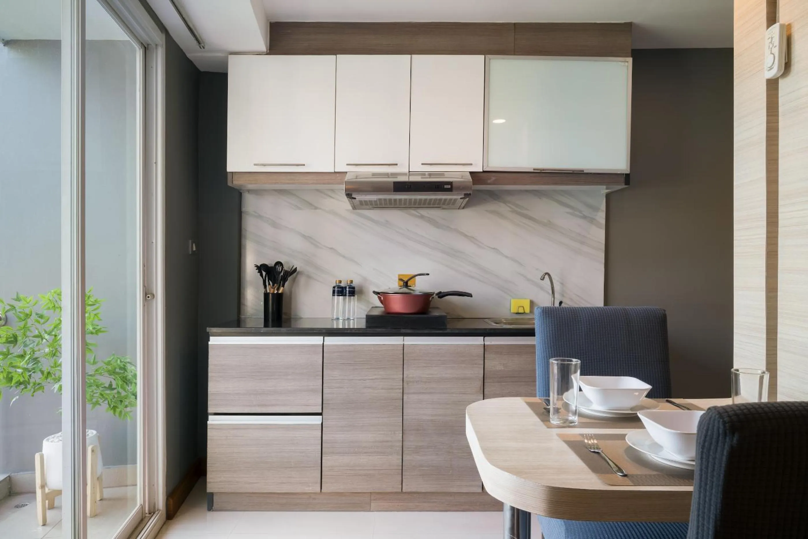 Kitchen or kitchenette in Aspira Suites Sukhumvit 20