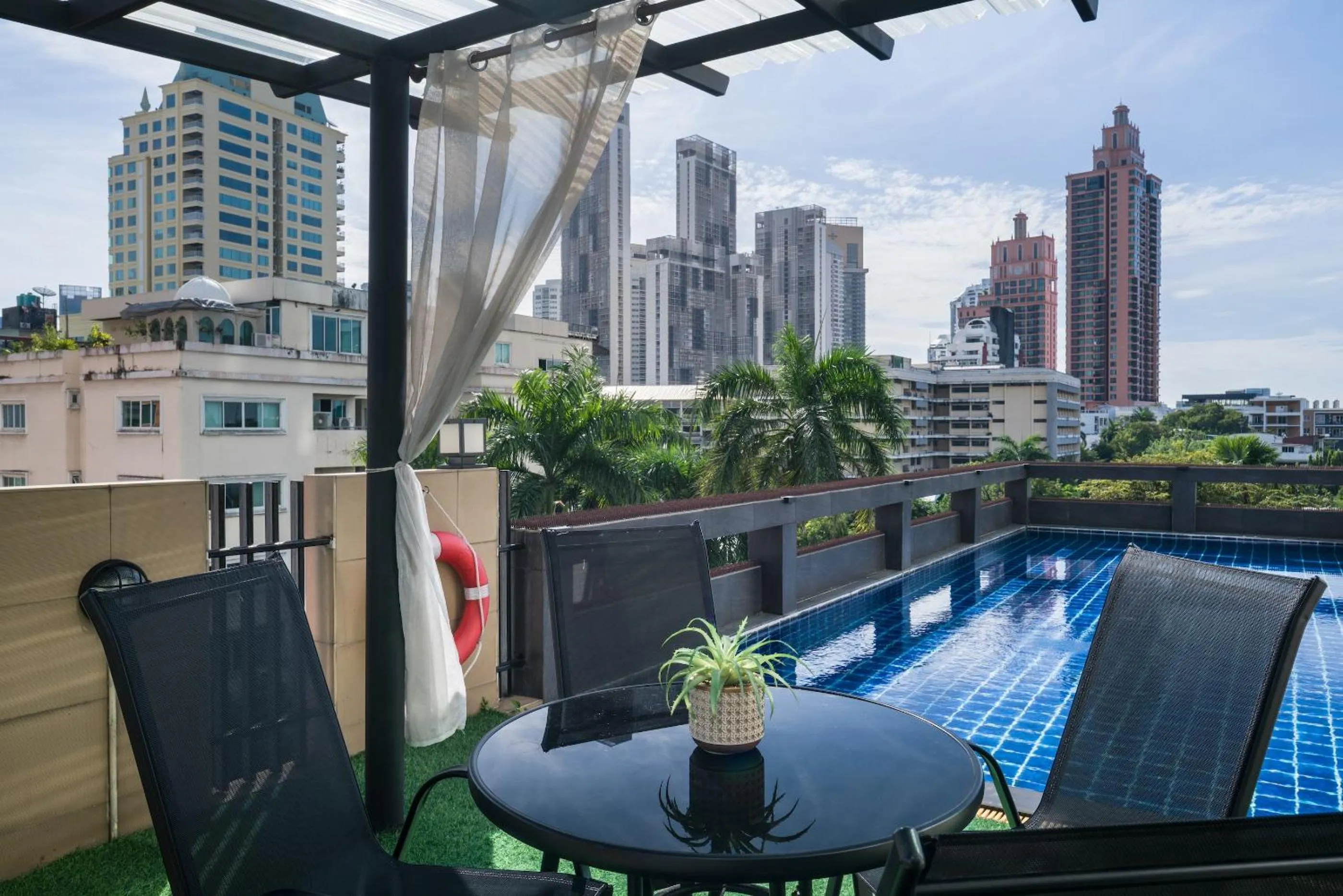 Swimming pool in Aspira Suites Sukhumvit 20